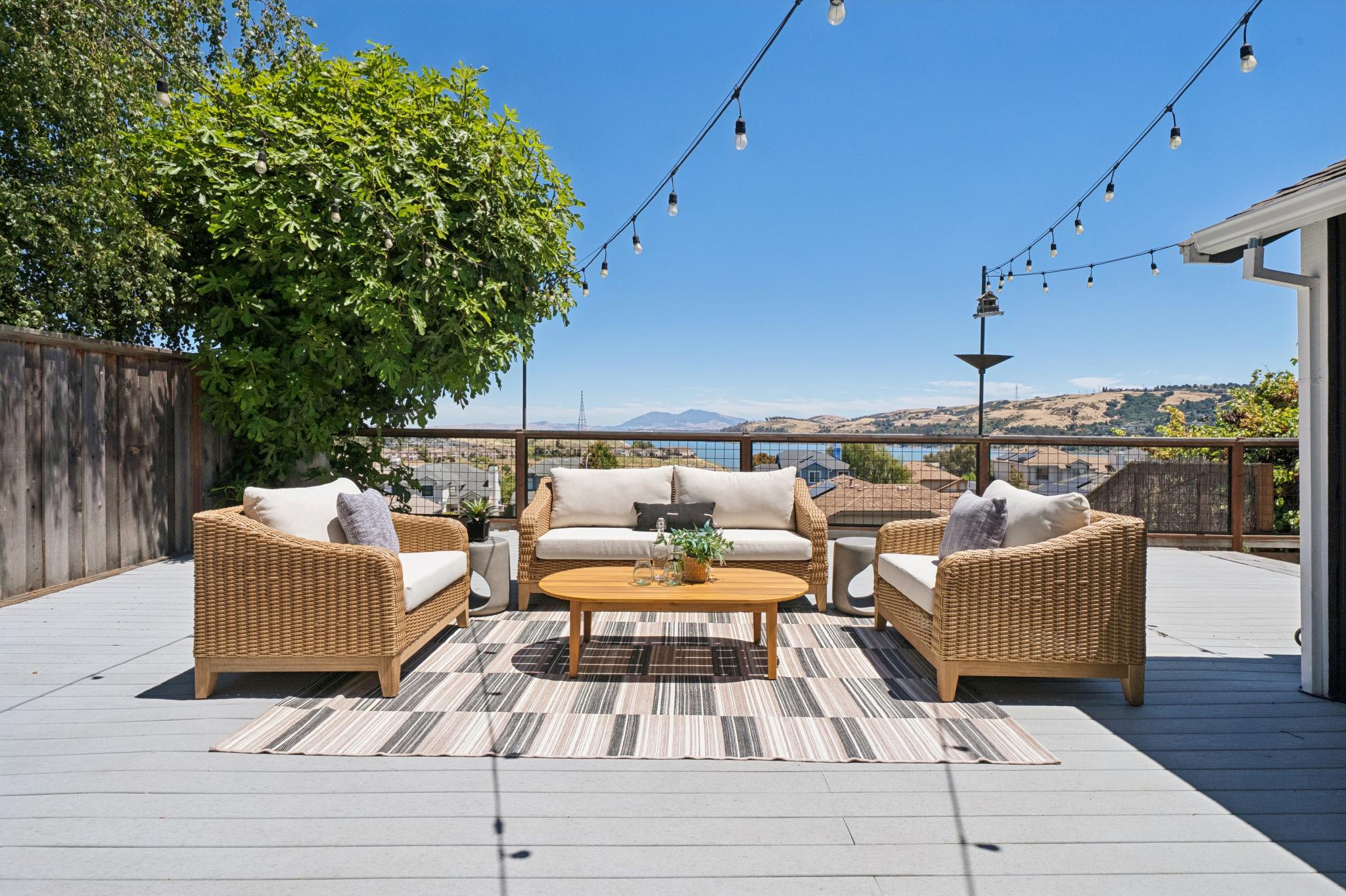  Beautifully Updated Home with Stunning Water Views - 物件實景