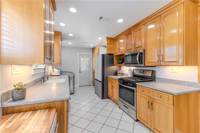 Lakewood, California, 90712, United States, 3 Bedrooms Bedrooms, ,2 BathroomsBathrooms,Residential,For Sale,1915312