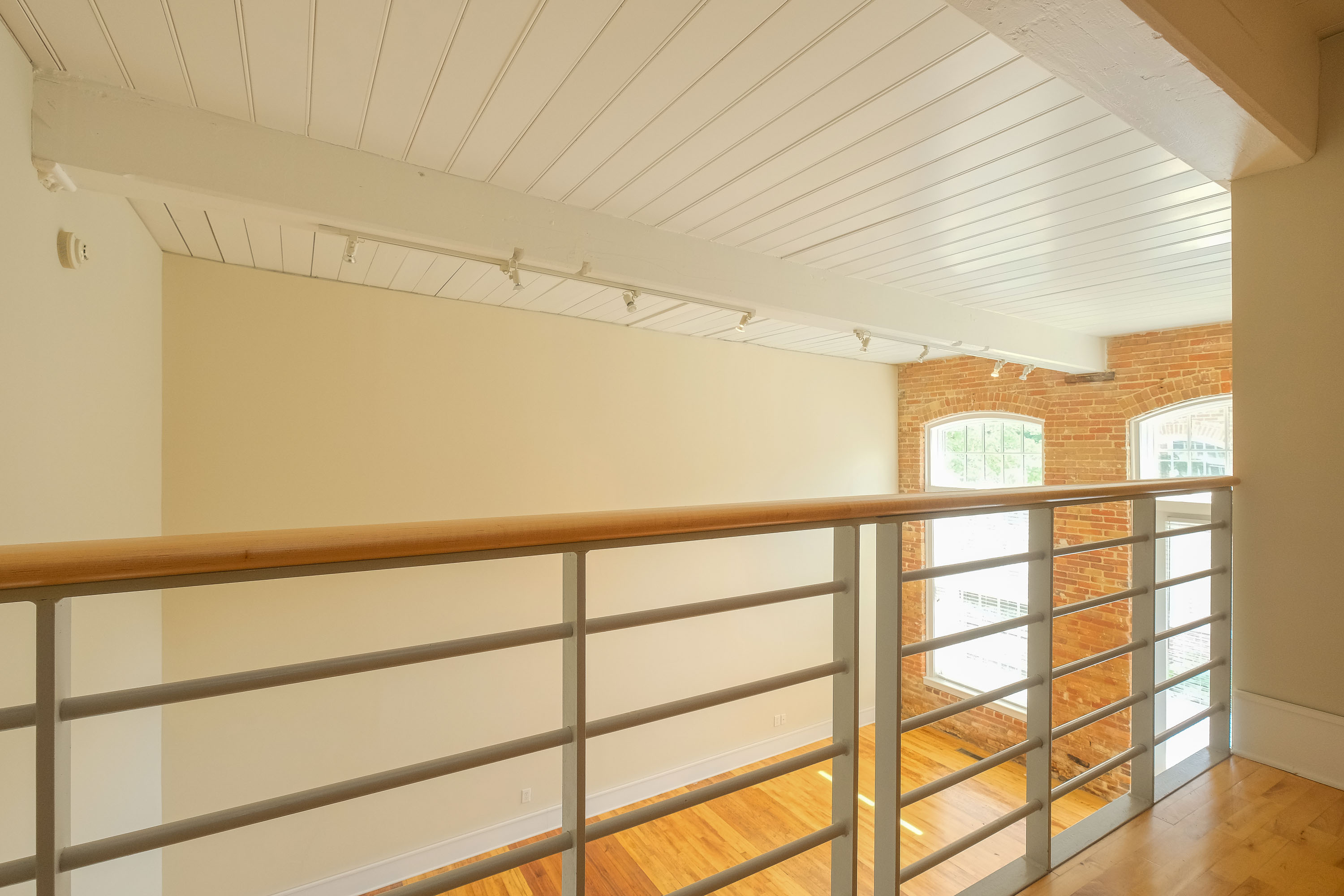  MILL CONDO WITH PRIVATE EXTERIOR ENTRANCE - 物件實景