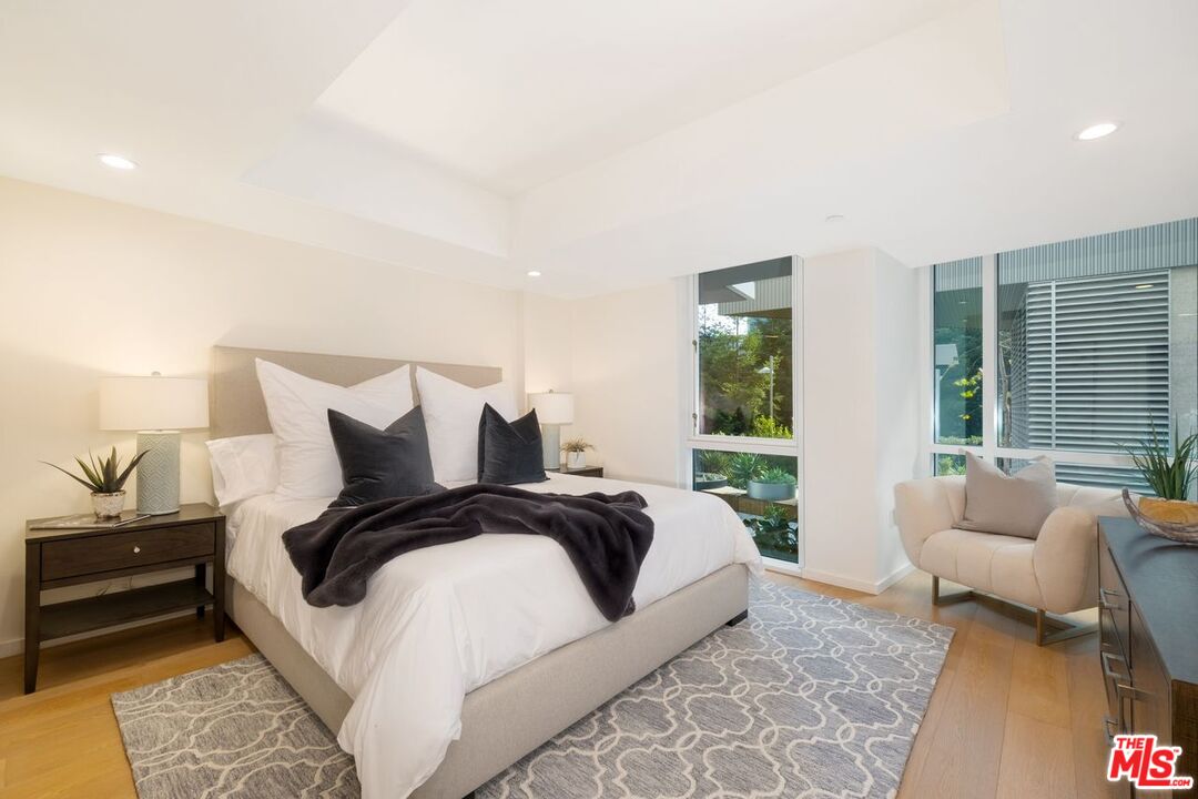 Santa Monica, California, 90401, United States, 2 Bedrooms Bedrooms, ,2 BathroomsBathrooms,Residential,For Sale,2001911