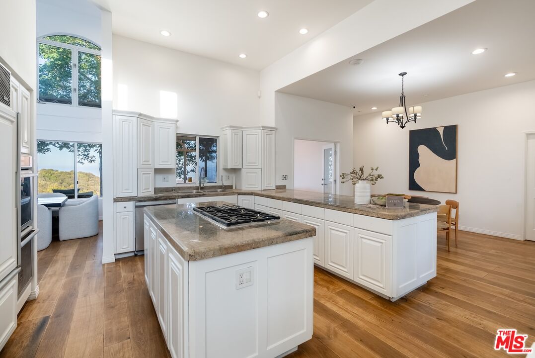 Topanga, California, 90290, United States, 4 Bedrooms Bedrooms, ,4 BathroomsBathrooms,Residential,For Sale,1902057