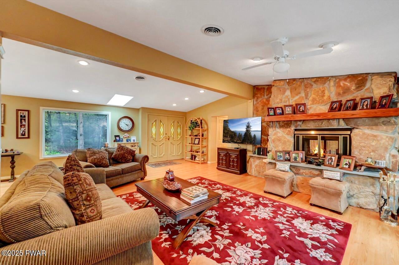 Lords Valley, Pennsylvania, 18428, United States, 5 Bedrooms Bedrooms, ,3 BathroomsBathrooms,Residential,For Sale,1977416