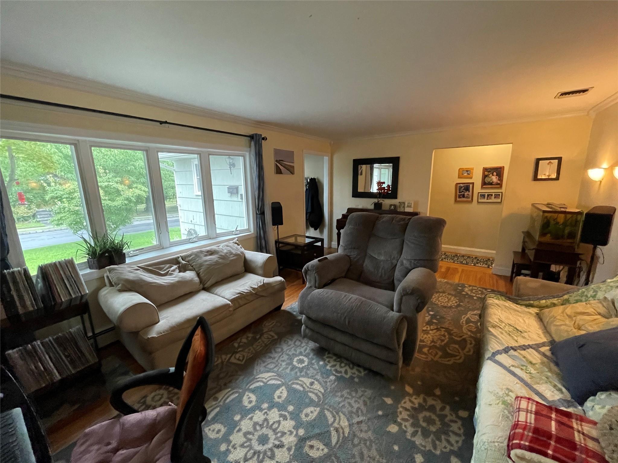 Lindenhurst, New York, 11757, United States, 3 Bedrooms Bedrooms, ,2 BathroomsBathrooms,Residential,For Sale,1920601