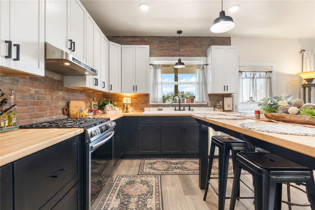 Yellville, Arkansas, 72687, United States, 2 Bedrooms Bedrooms, ,3 BathroomsBathrooms,Residential,For Sale,1970032