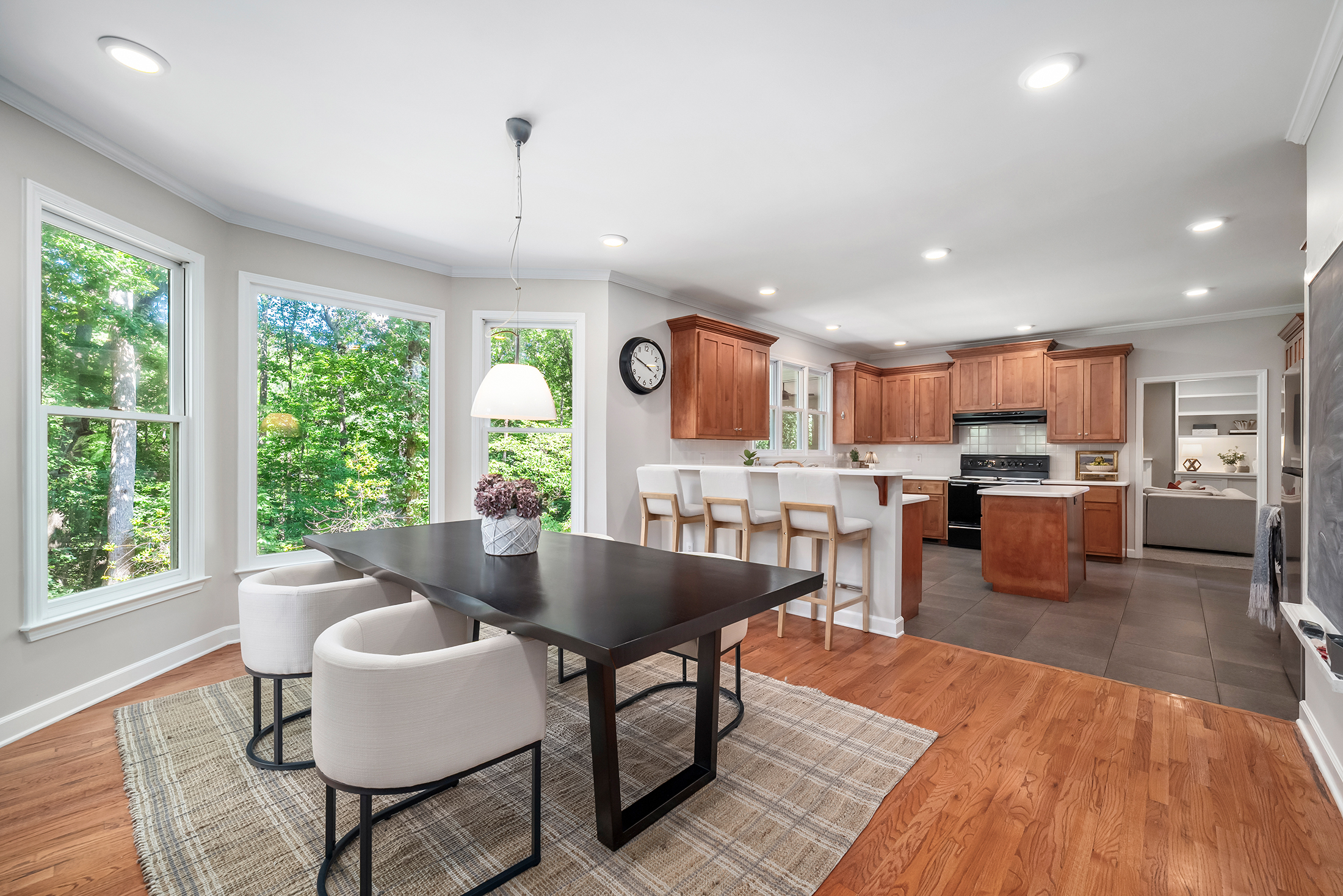  Home Offers a Serene, Wooded Escape Without Giving Up an Inch of Convenience - 物件實景