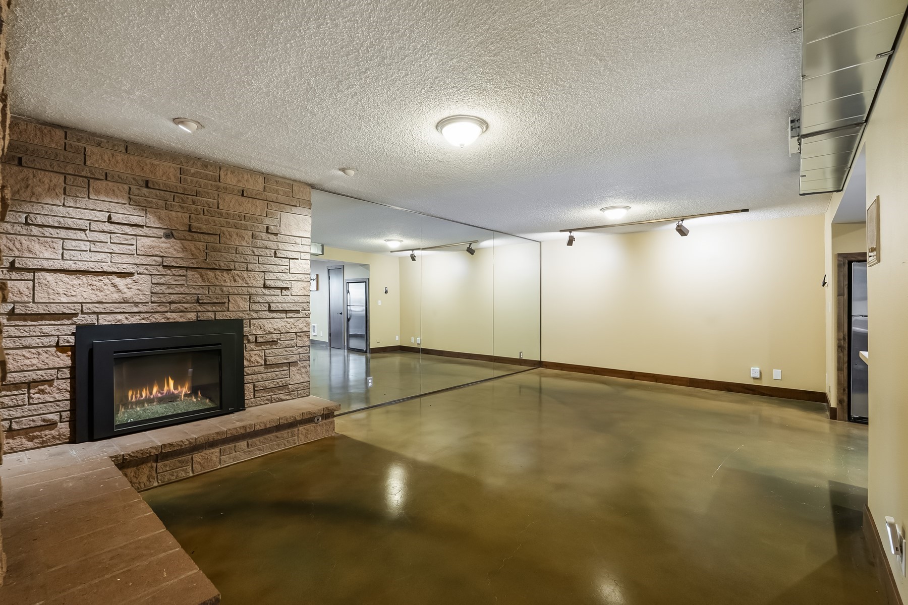  1023 N Crestline Dr - 物件實景