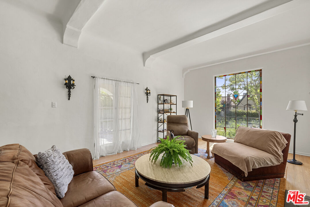 Los Angeles, California, 90036, United States, 4 Bedrooms Bedrooms, ,3 BathroomsBathrooms,Residential,For Sale,1849800