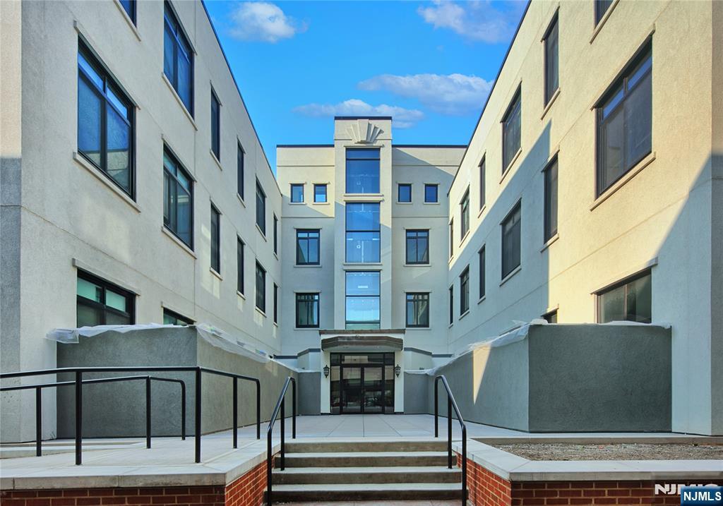 Weehawken, New Jersey, 07086, United States, 2 Bedrooms Bedrooms, ,2 BathroomsBathrooms,Residential,For Sale,1840362