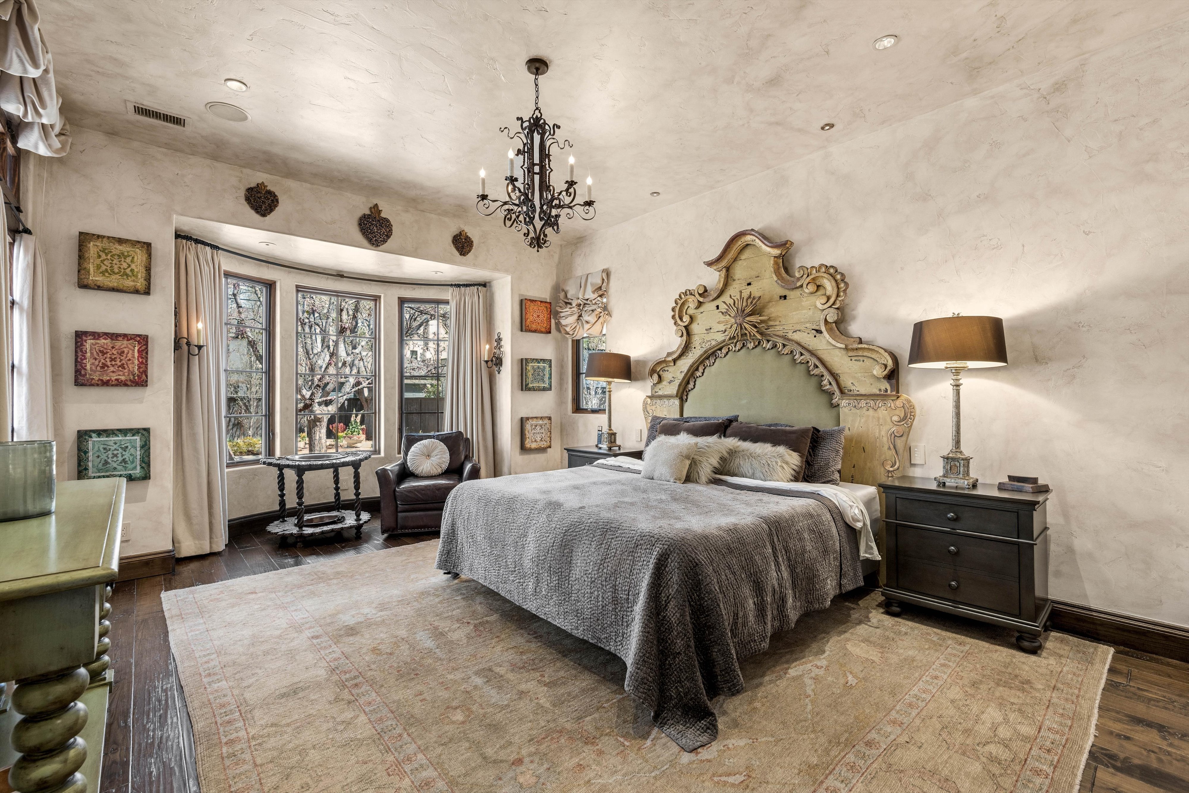 Rare Spanish Colonial Revival Home in One of Observatory Park - 物件實景