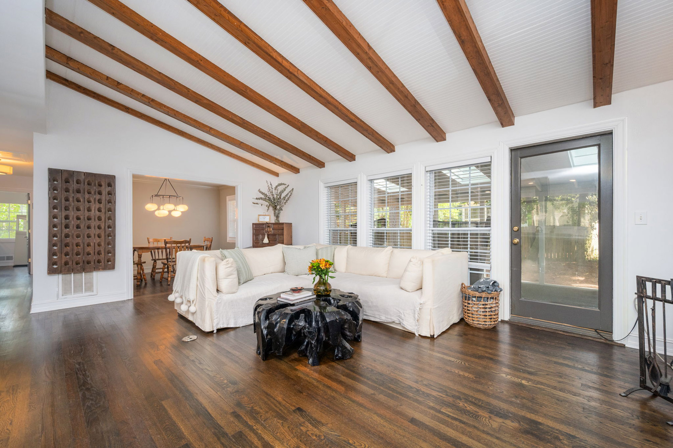  Beautiful Sprawling Ranch Set on an Expansive Corner Lot - 物件實景