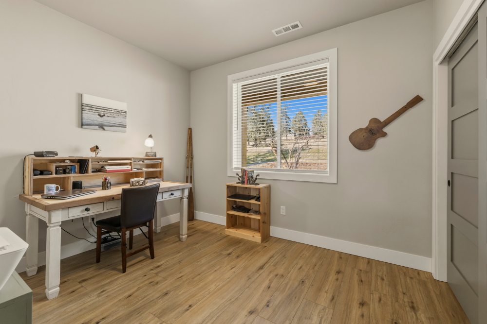 KLAMATH FALLS, Oregon, 97601, United States, 4 Bedrooms Bedrooms, ,3 BathroomsBathrooms,Residential,For Sale,2044065