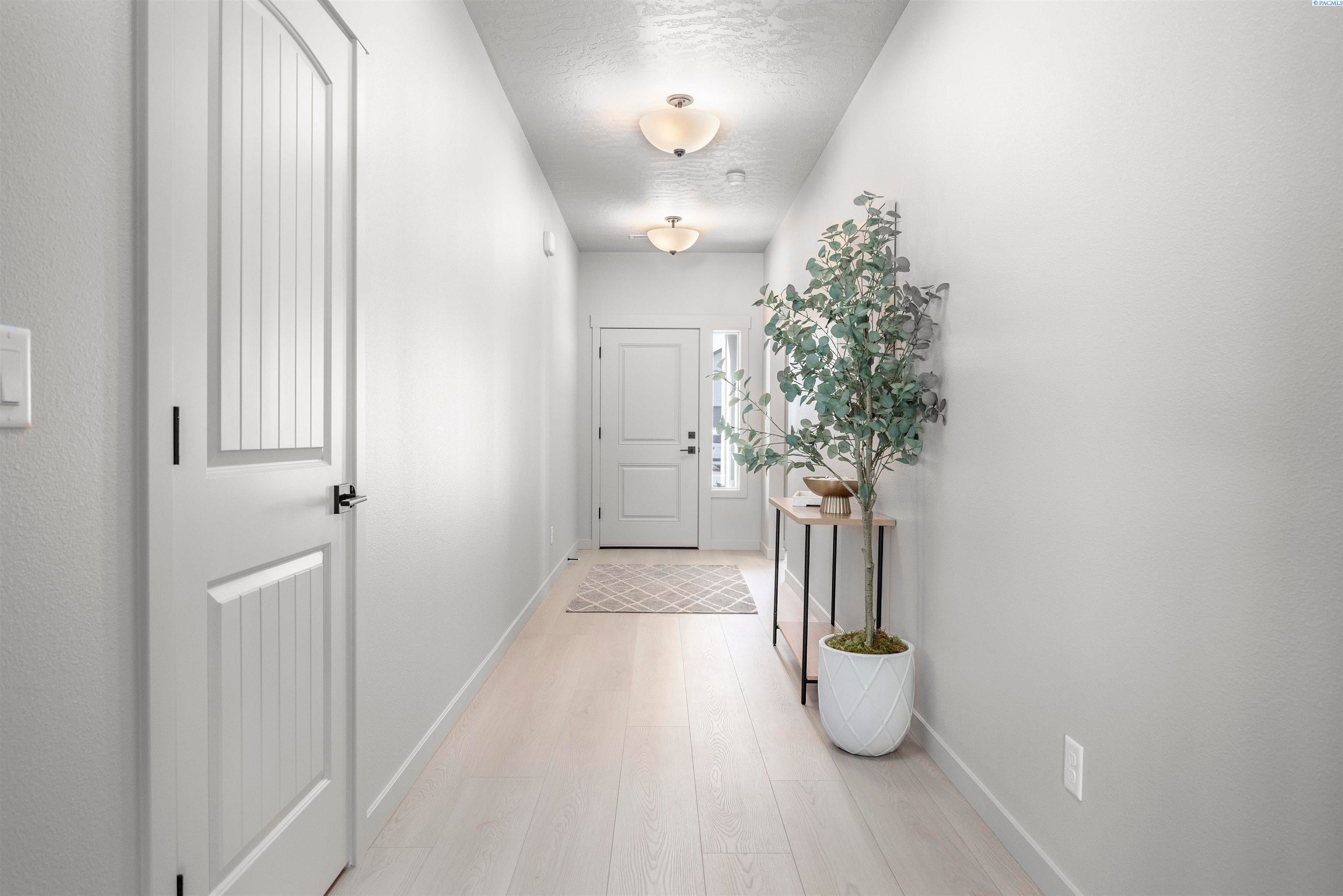 Richland, Washington, 99352, United States, 4 Bedrooms Bedrooms, ,3 BathroomsBathrooms,Residential,For Sale,1980389