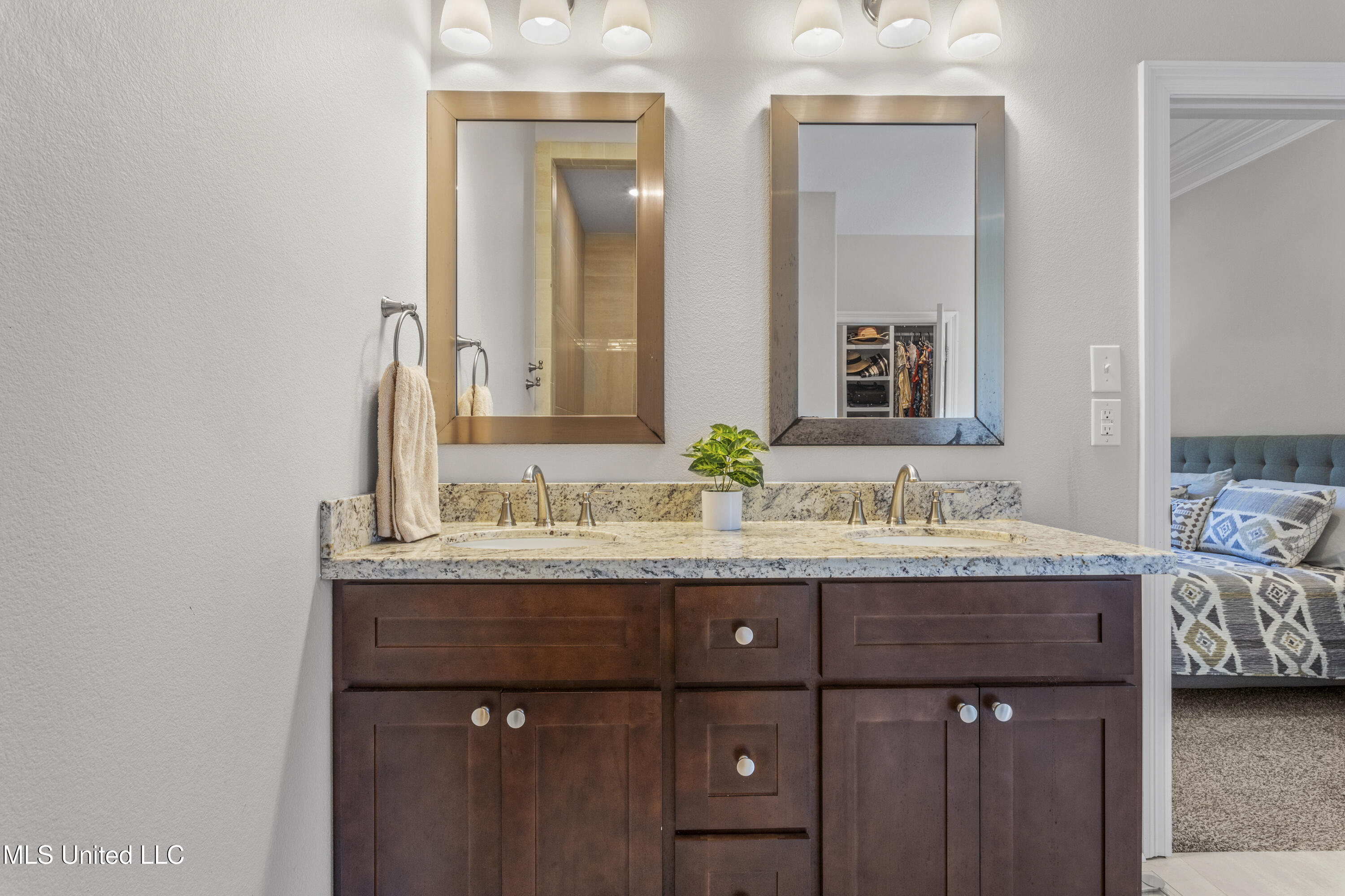 Ocean Springs, Mississippi, 39564, United States, 5 Bedrooms Bedrooms, ,3 BathroomsBathrooms,Residential,For Sale,1805037