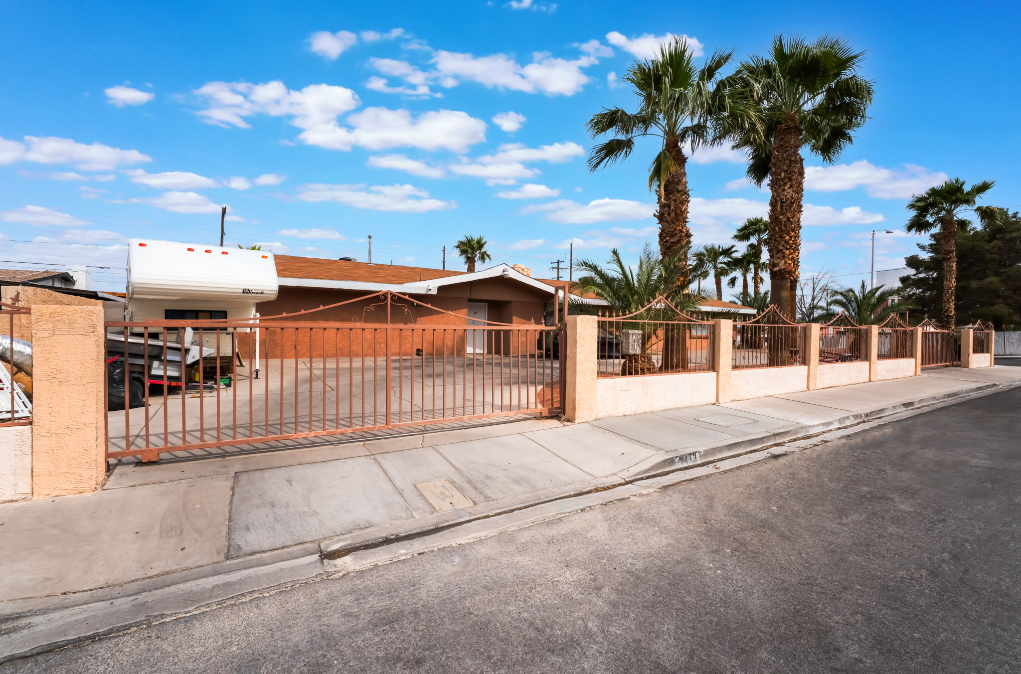 Las Vegas, Nevada, 89104, United States, 4 Bedrooms Bedrooms, ,2 BathroomsBathrooms,Residential,For Sale,1924151