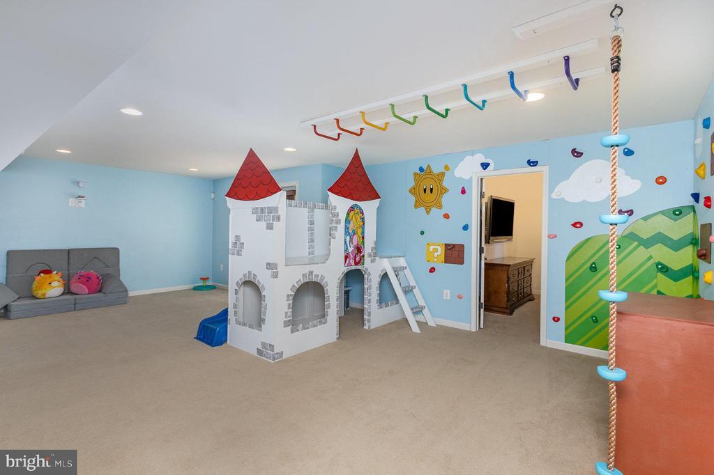 Fredericksburg, Virginia, 22406, United States, 5 Bedrooms Bedrooms, ,4 BathroomsBathrooms,Residential,For Sale,1932908