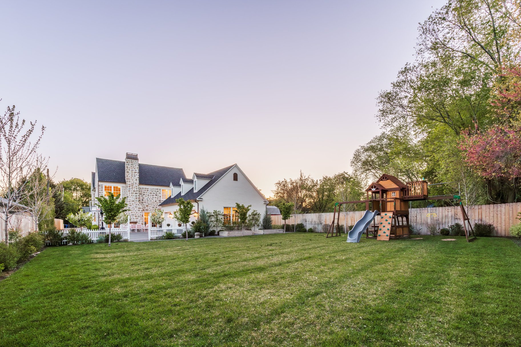  Timeless Colonial Charm Meets Refined Modern Luxury In This Storybook Retreat - 物件實景
