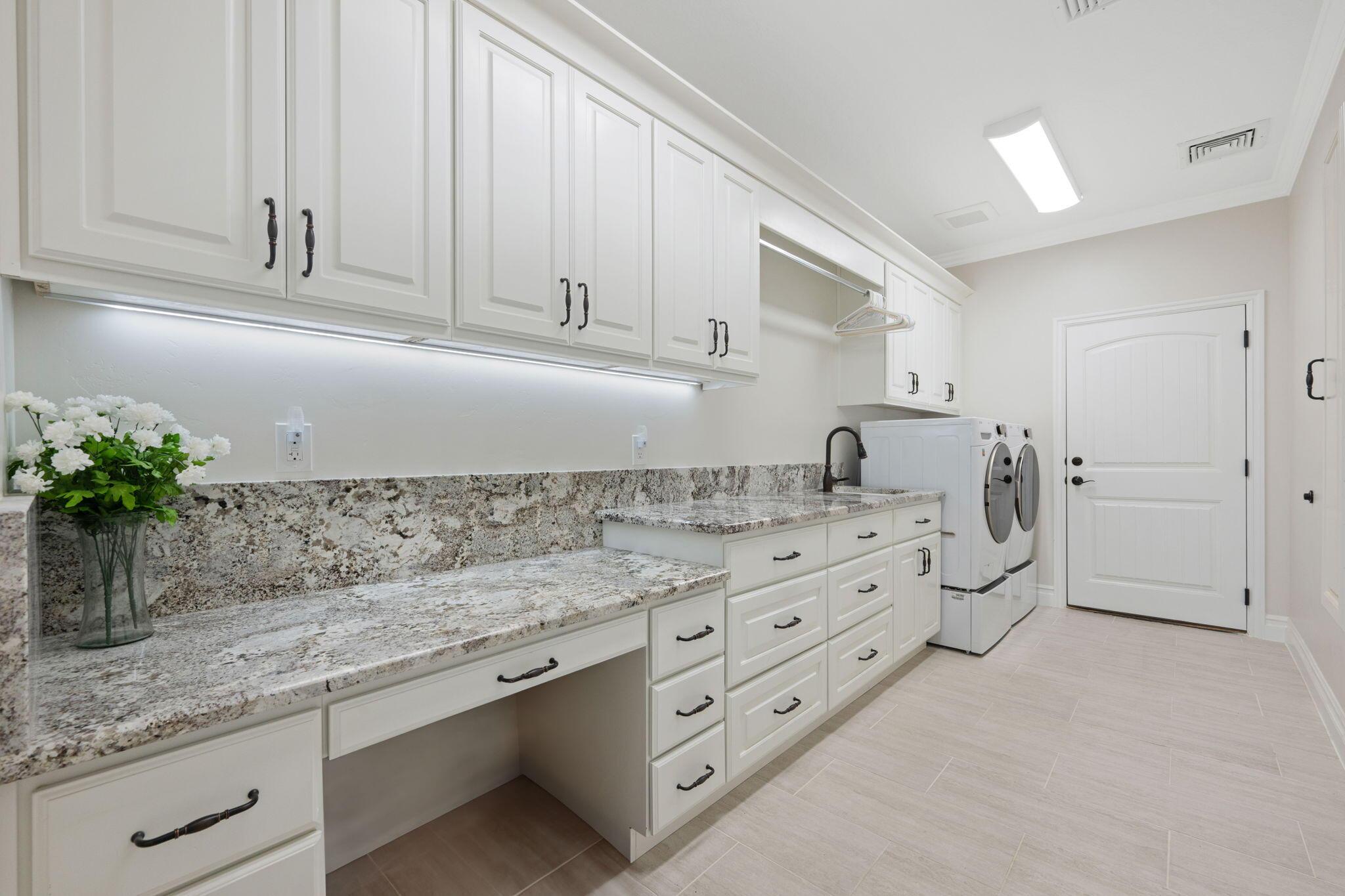 Leeds, Utah, 84746, United States, 5 Bedrooms Bedrooms, ,3 BathroomsBathrooms,Residential,For Sale,1914363