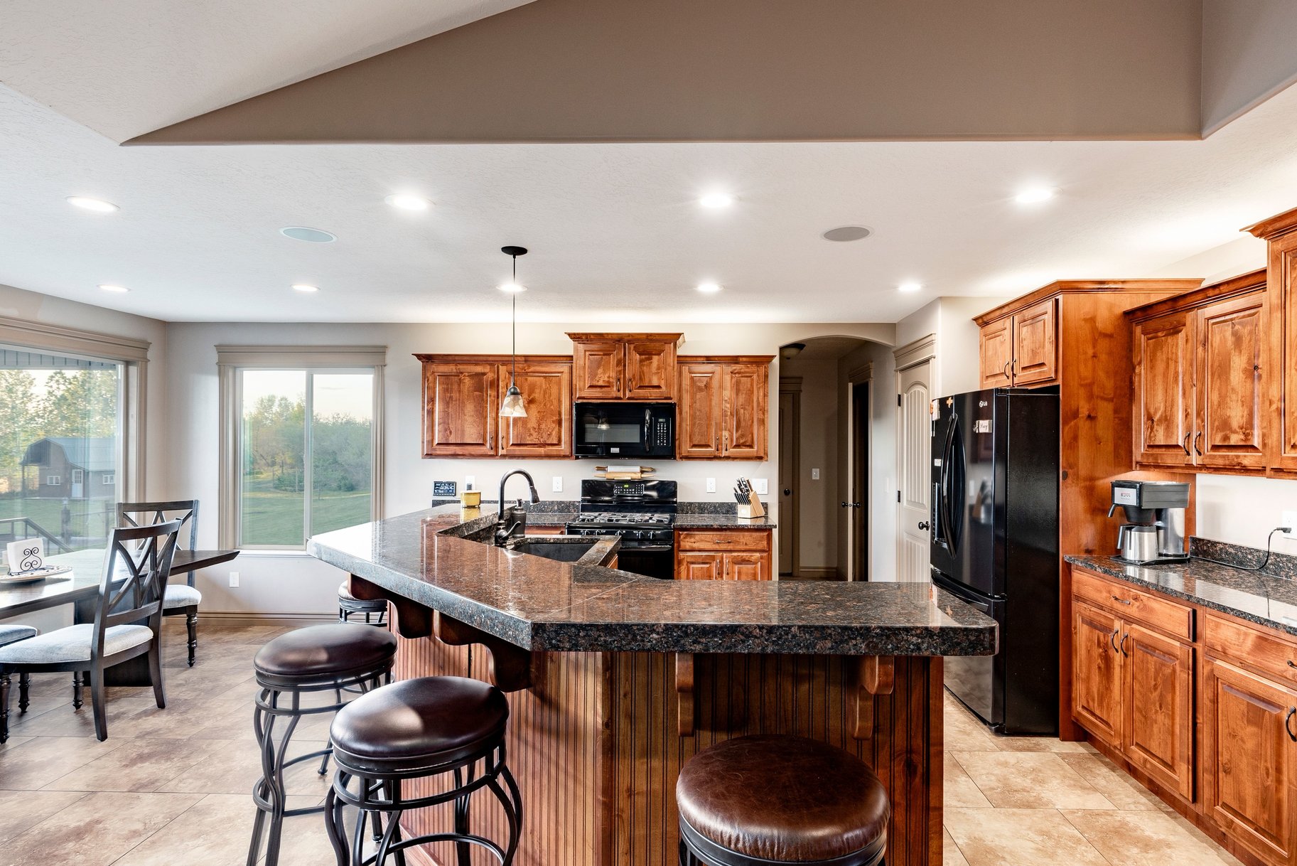  Luxury Custom Rambler on .86 Acre Park Like Setting and Extensive Mountain Views - 物件實景
