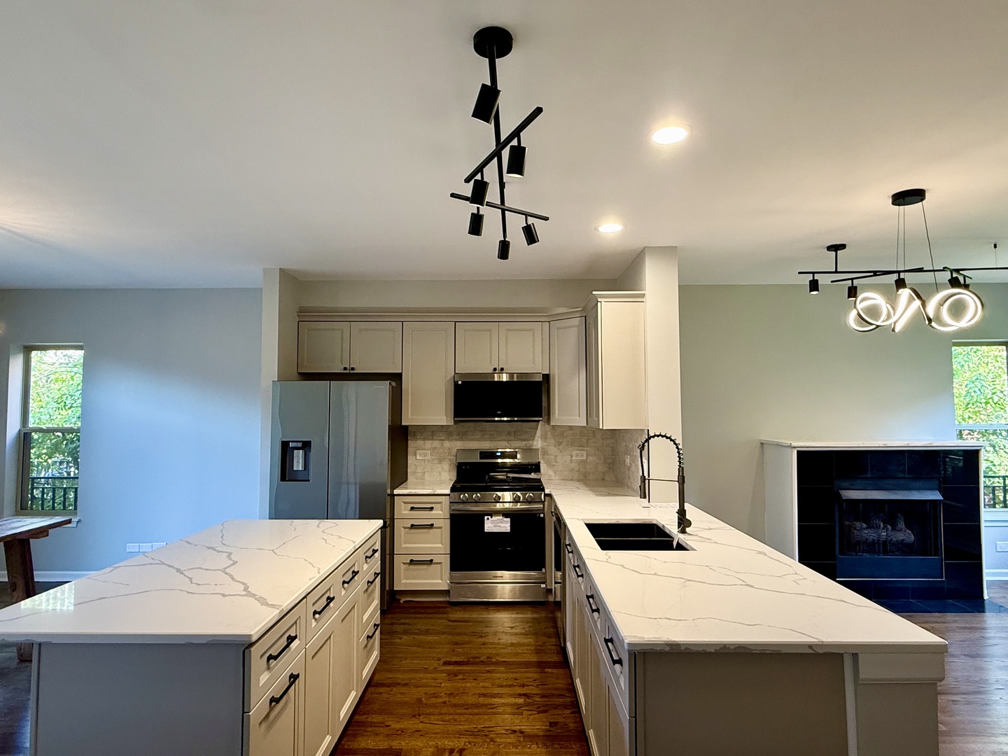 Chicago, Illinois, 60610, United States, 3 Bedrooms Bedrooms, ,3 BathroomsBathrooms,Residential,For Sale,1928687