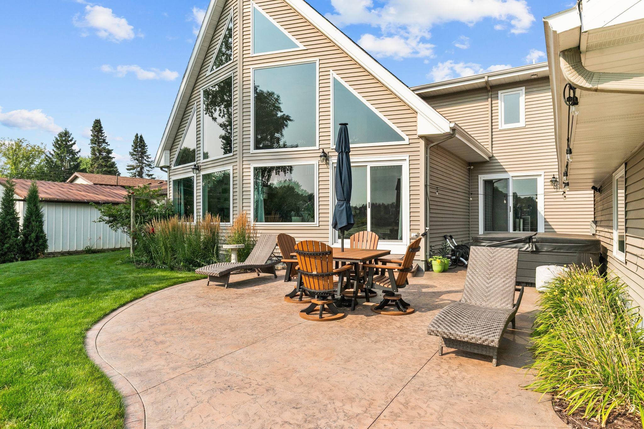 Winneconne, Wisconsin, 54986, United States, 3 Bedrooms Bedrooms, ,4 BathroomsBathrooms,Residential,For Sale,1944874