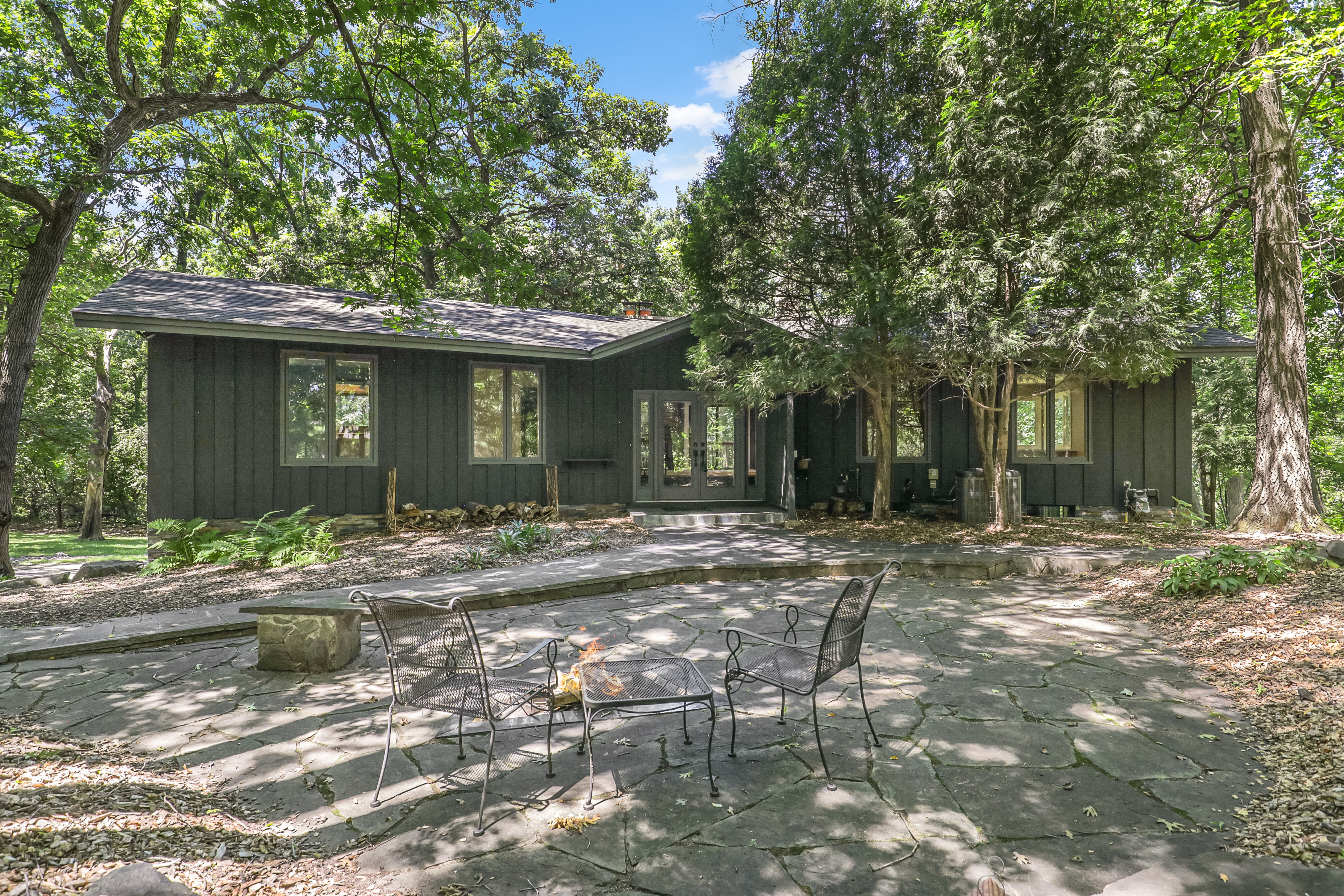  Secluded Wooded Retreat with Beautifully Updated Interiors - 物件實景