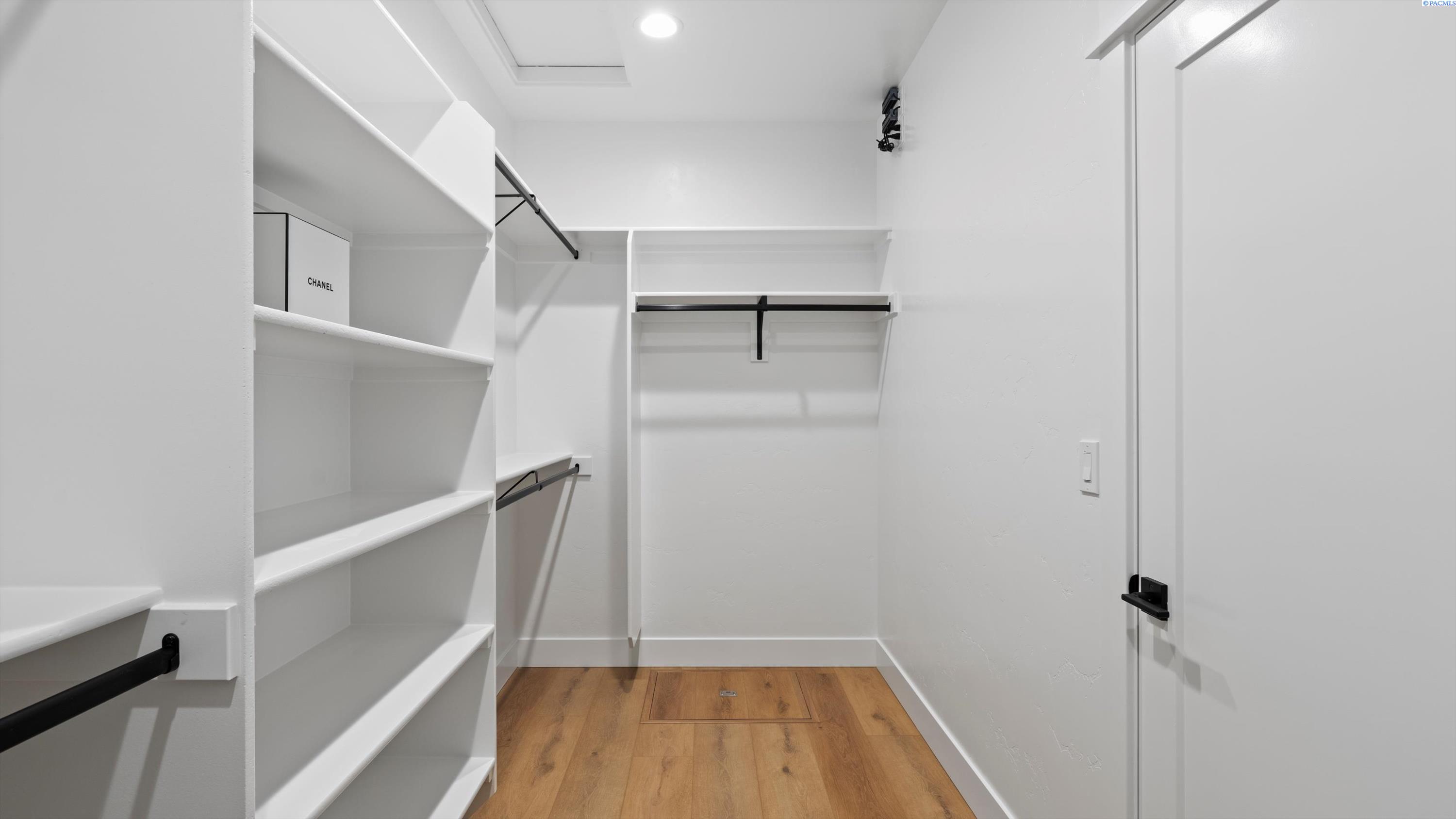 Richland, Washington, 99352, United States, 4 Bedrooms Bedrooms, ,3 BathroomsBathrooms,Residential,For Sale,1996125