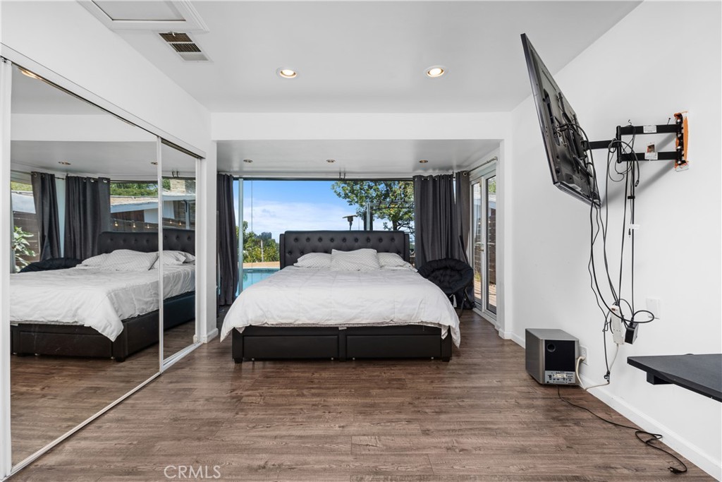 Los Angeles, California, 90068, United States, 2 Bedrooms Bedrooms, ,2 BathroomsBathrooms,Residential,For Sale,1918041