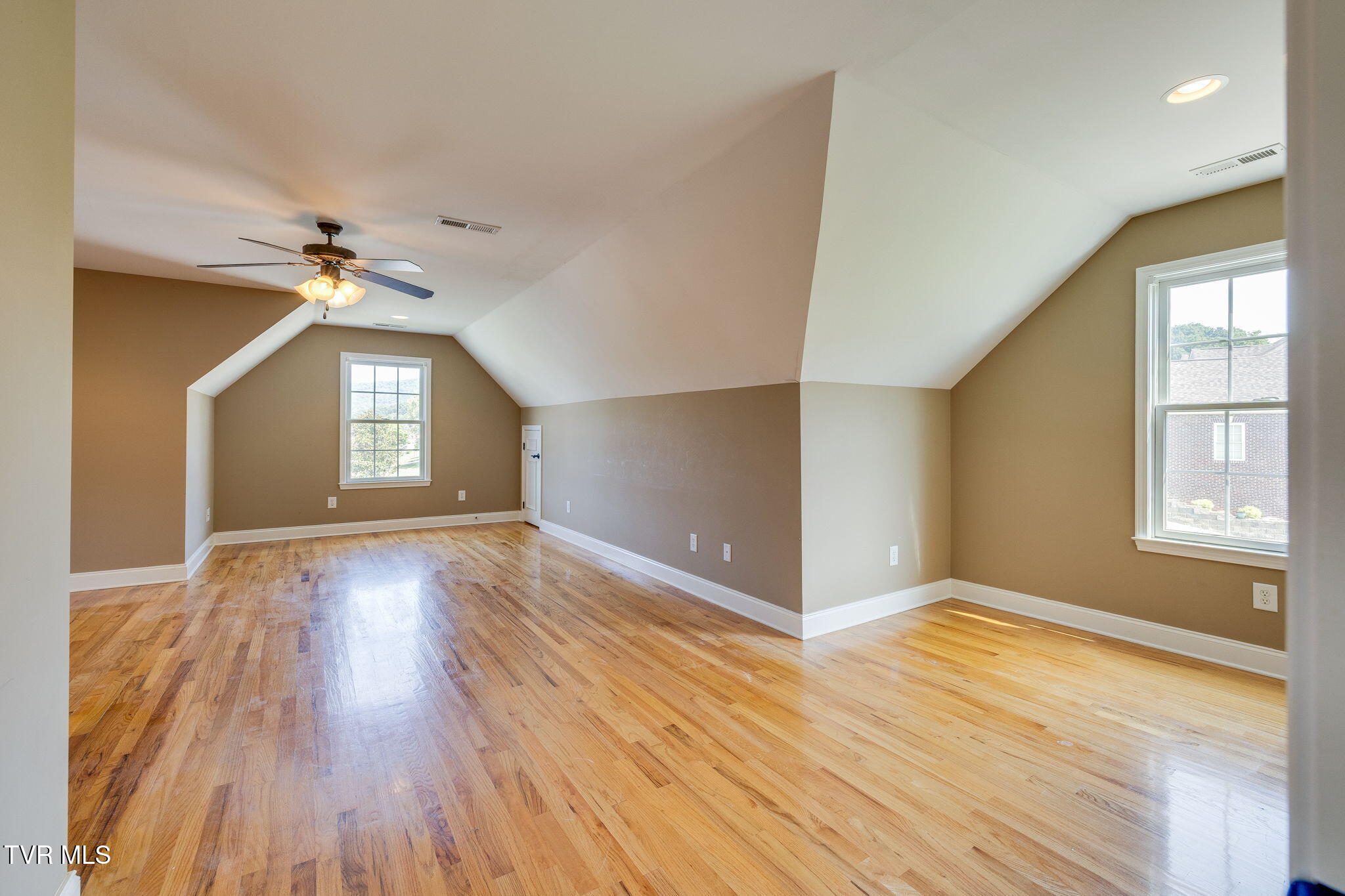 Kingsport, Tennessee, 37660, United States, 3 Bedrooms Bedrooms, ,4 BathroomsBathrooms,Residential,For Sale,1984458