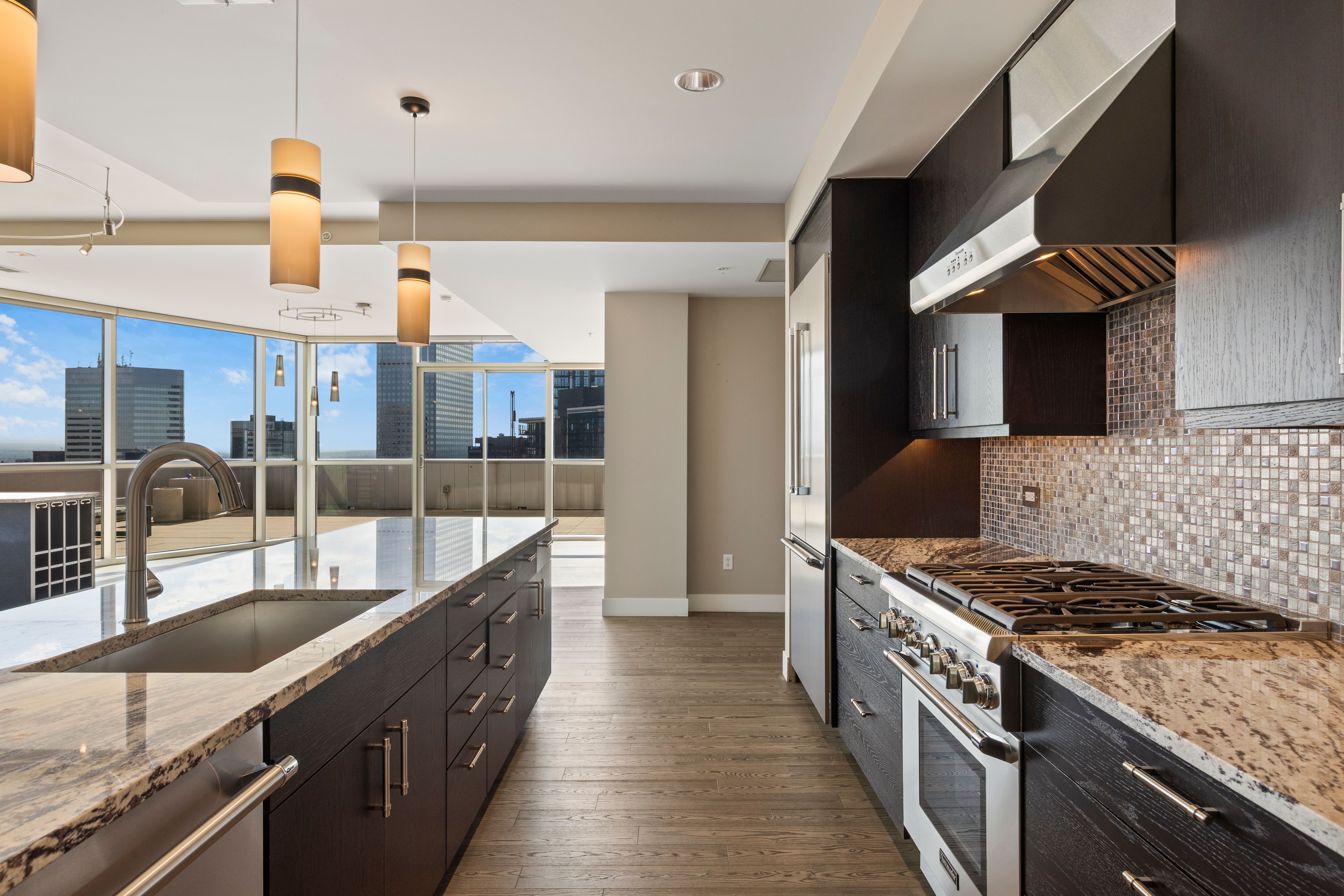  Over 1000 Feet of Private Terrace Throughout This Penthouse - 物件實景