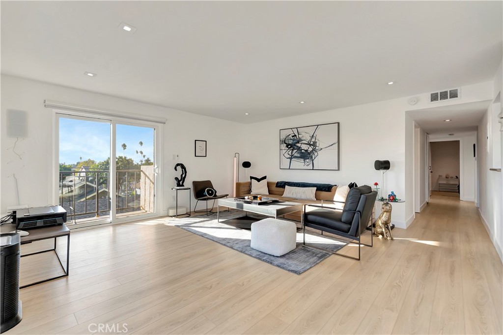 Long Beach, California, 90814, United States, 2 Bedrooms Bedrooms, ,1 BathroomBathrooms,Residential,For Sale,1989158