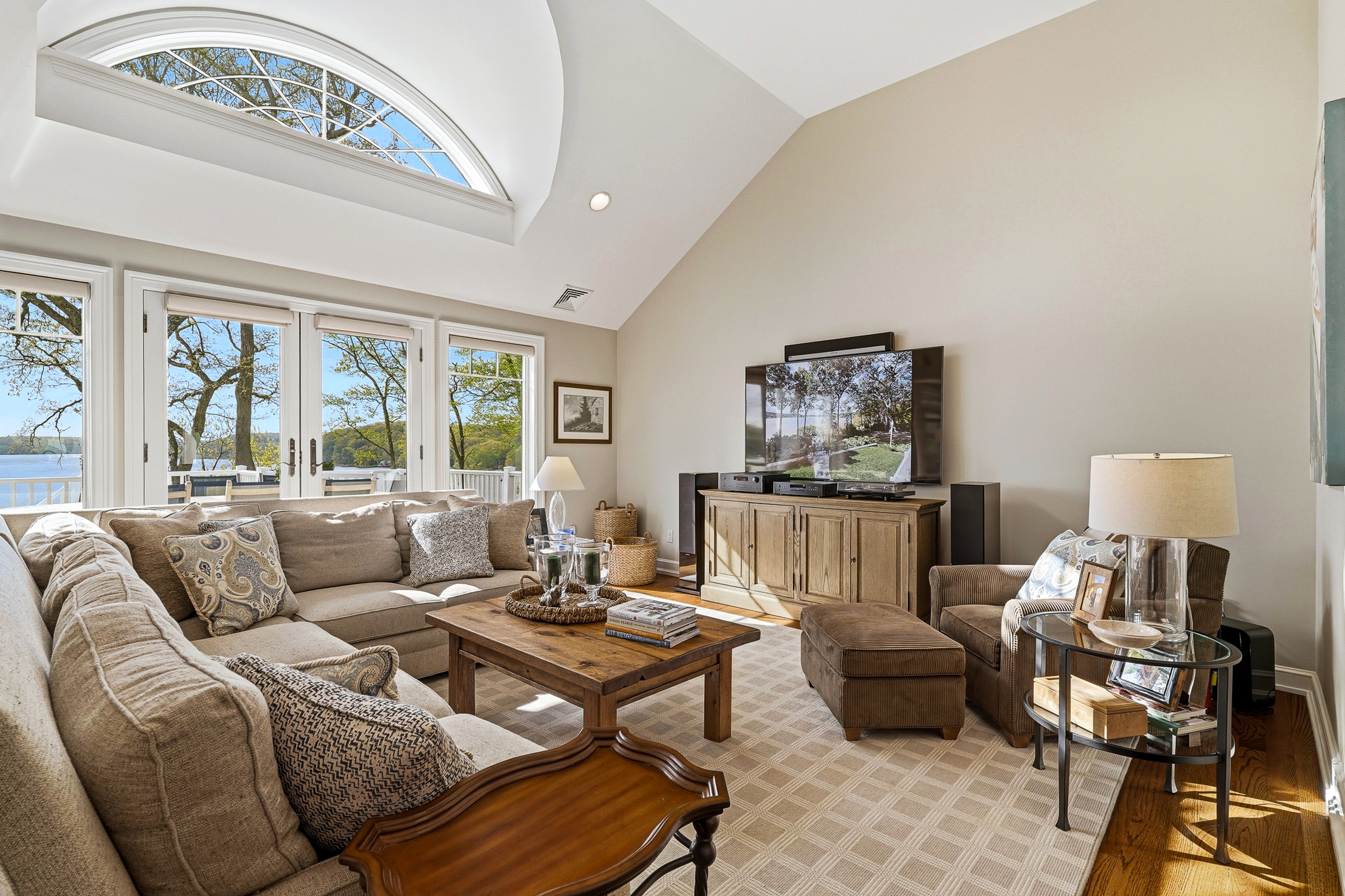  Extraordinary Waterfront Compound Offers Luxury Coastal Living - 物件實景