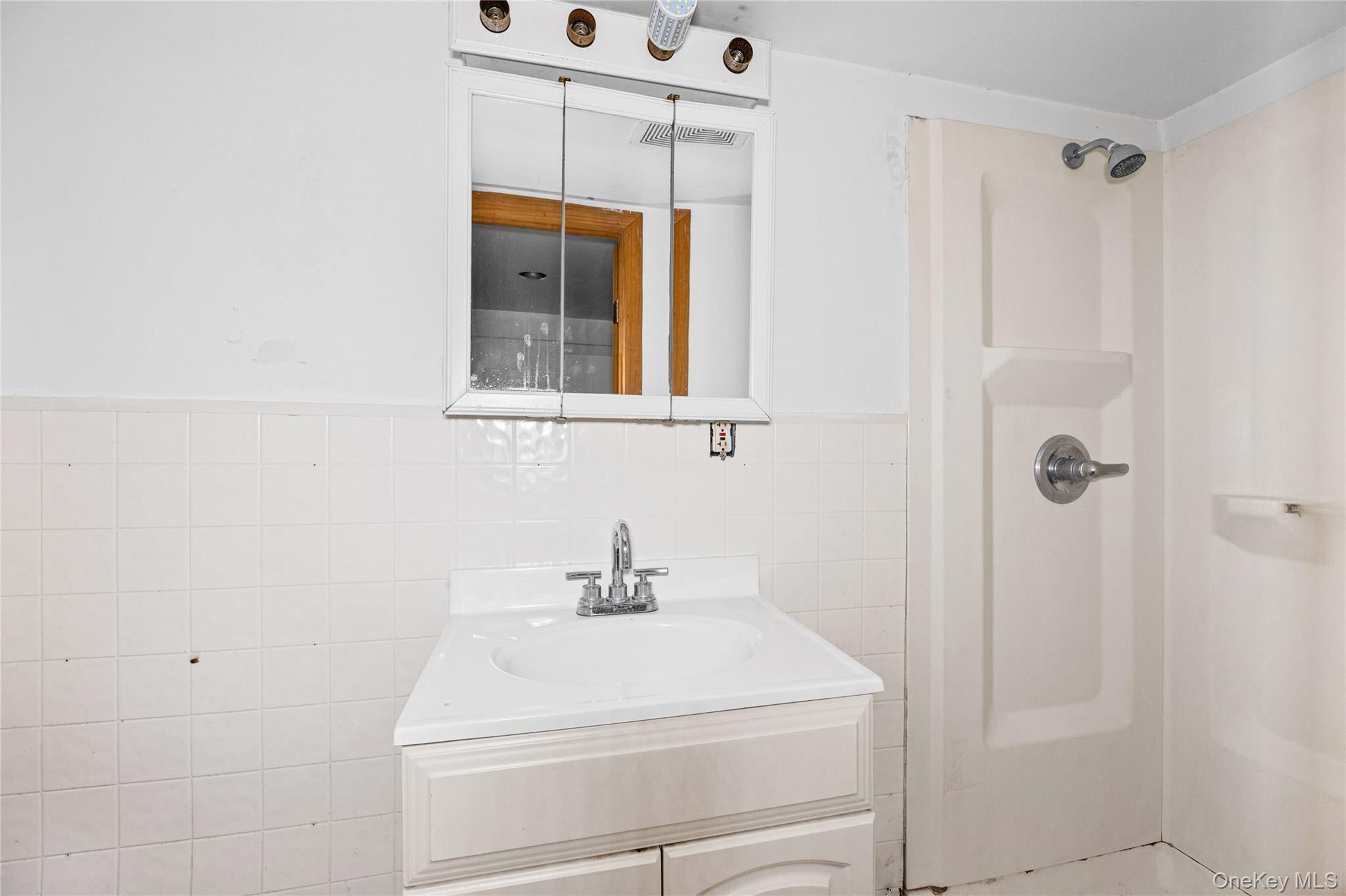 Uniondale, New York, 11553, United States, 4 Bedrooms Bedrooms, ,3 BathroomsBathrooms,Residential,For Sale,2049271