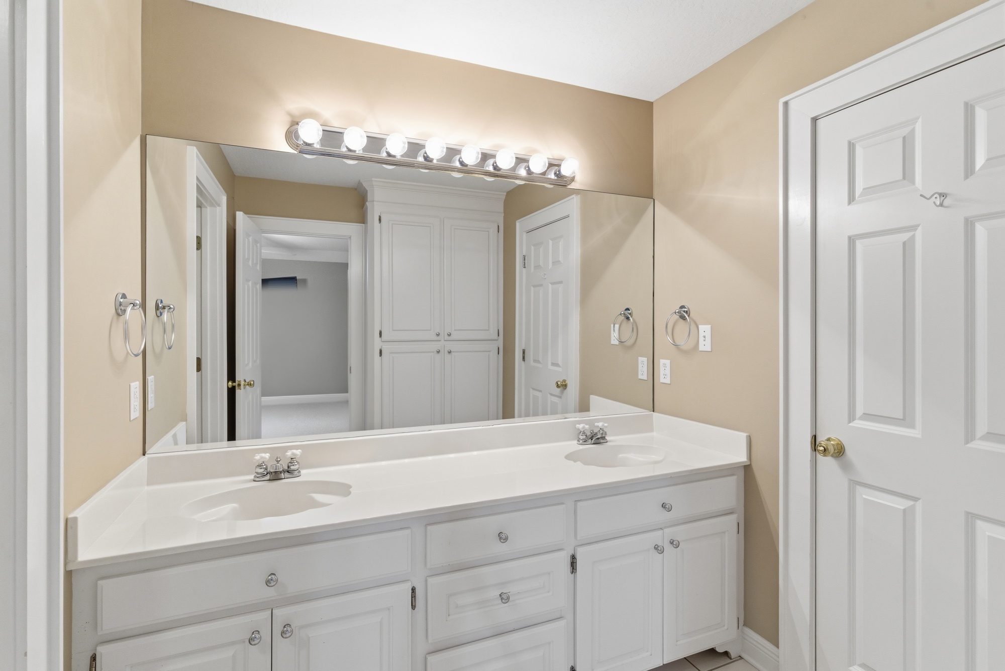 Hattiesburg, Mississippi, 39402, United States, 5 Bedrooms Bedrooms, ,7 BathroomsBathrooms,Residential,For Sale,2005414