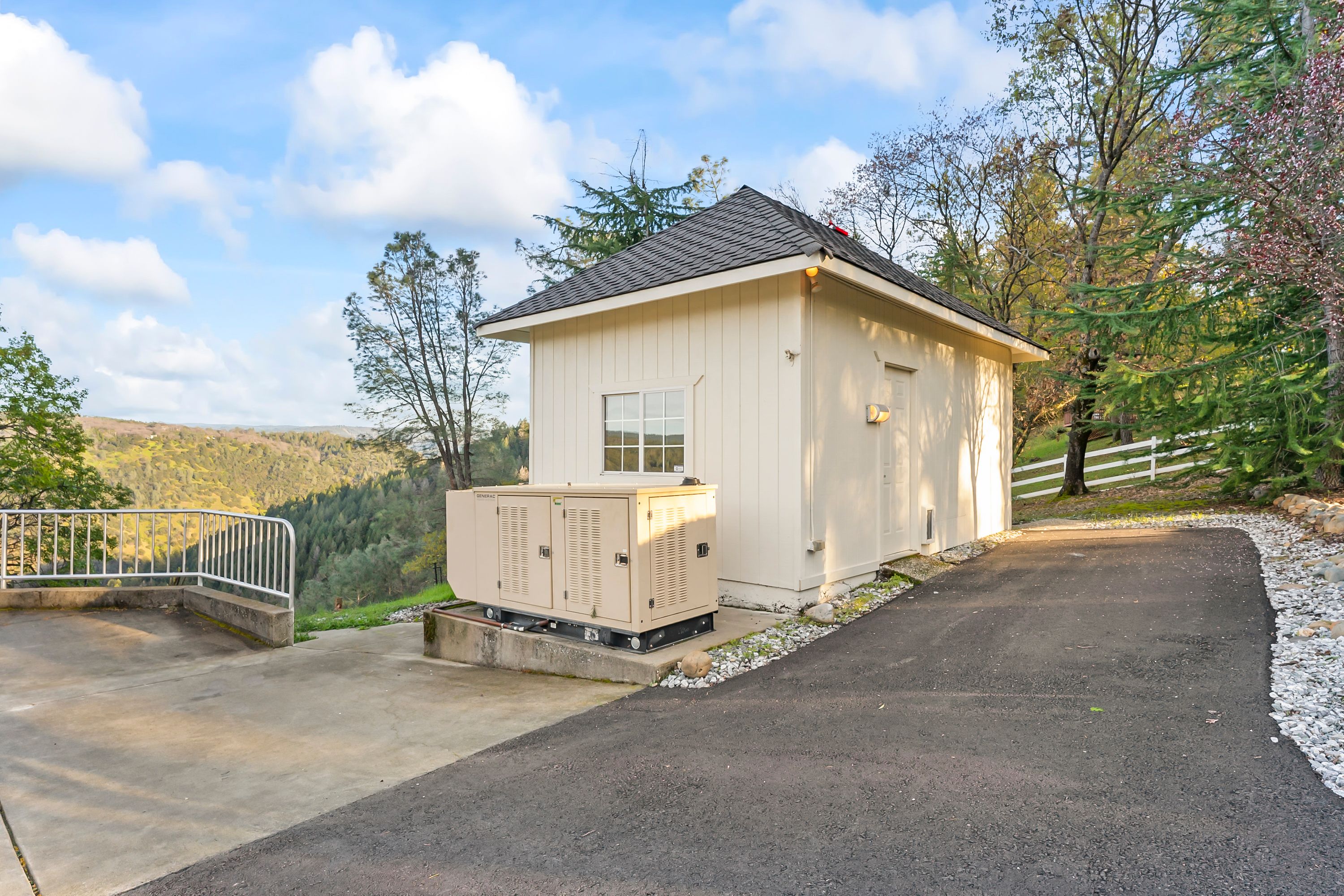  River Views • Pool • A Striking Estate That Makes a Statement - 物件實景