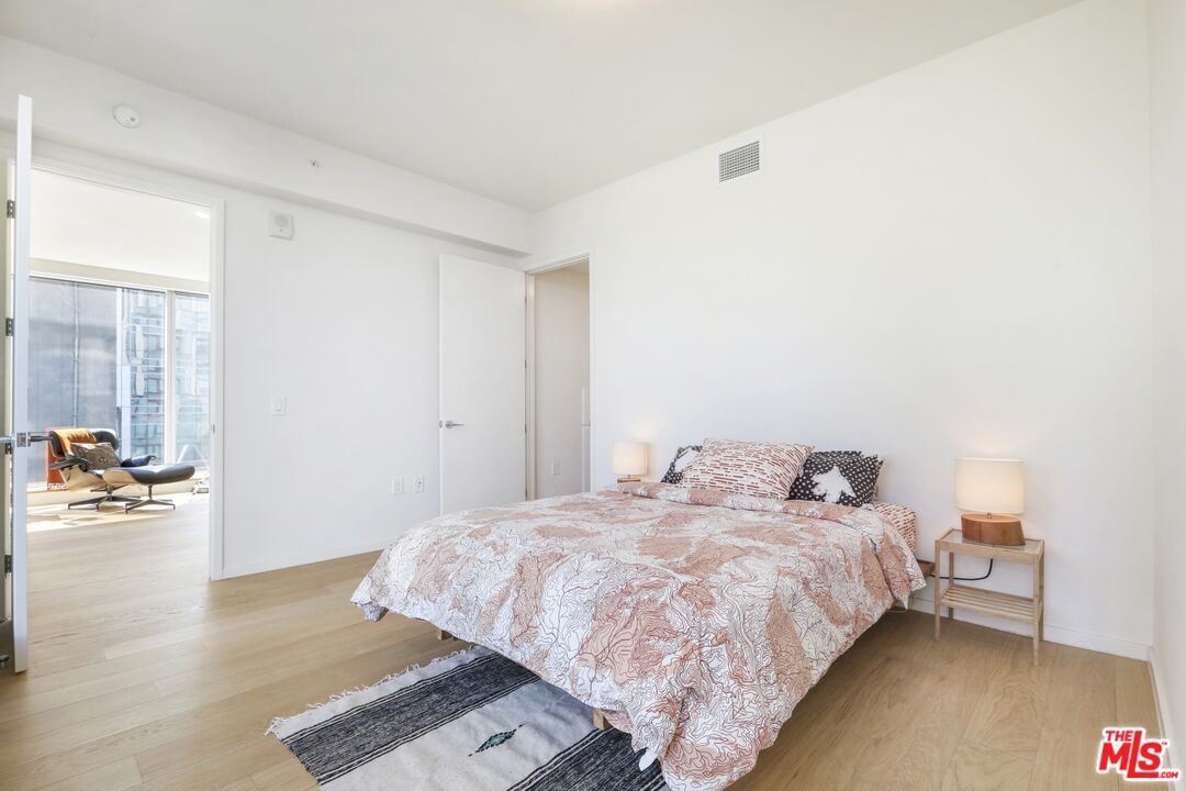 Los Angeles, California, 90017, United States, 1 Bedroom Bedrooms, ,2 BathroomsBathrooms,Residential,For Sale,1987856