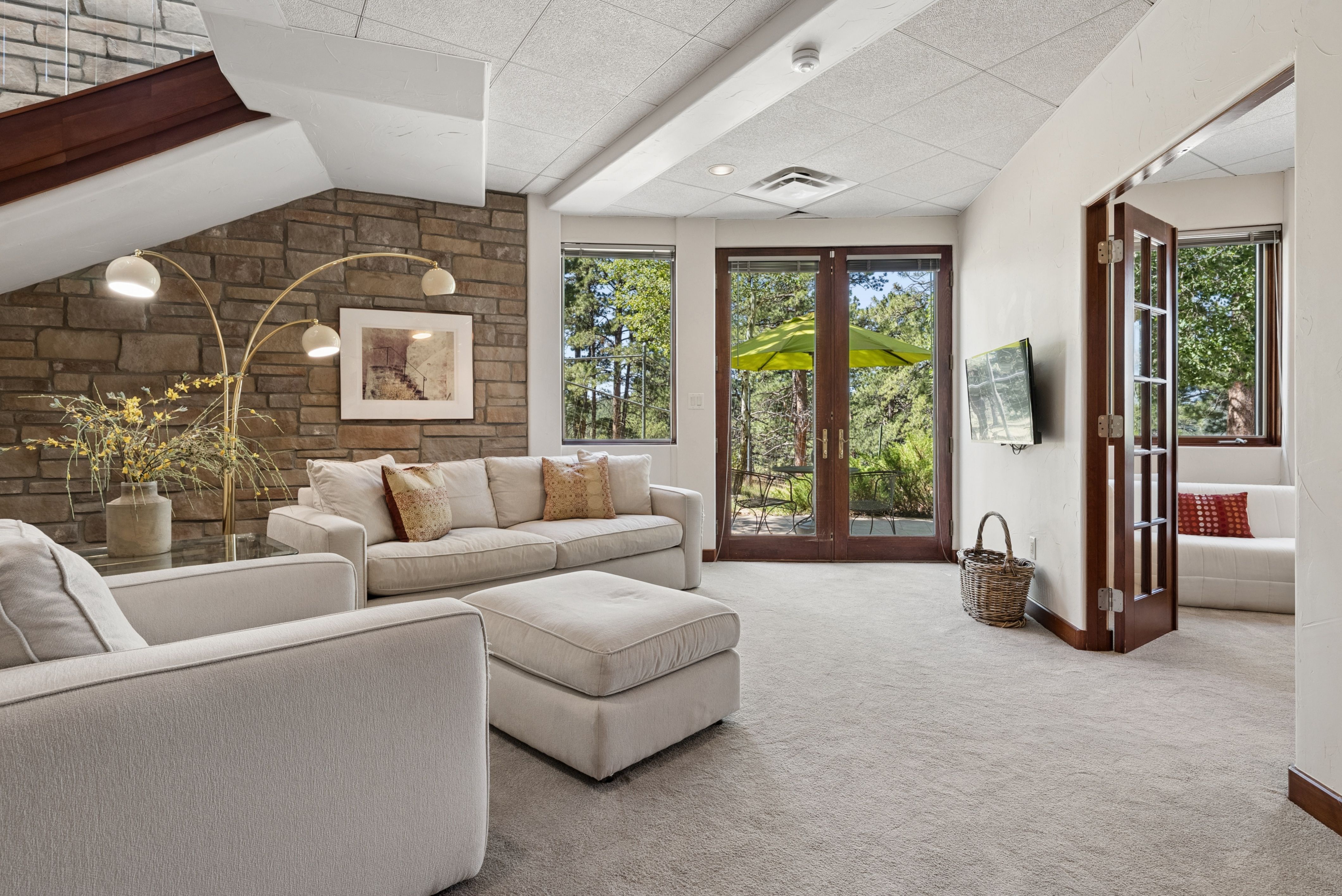  Custom Built on Over Five Acres - 物件實景