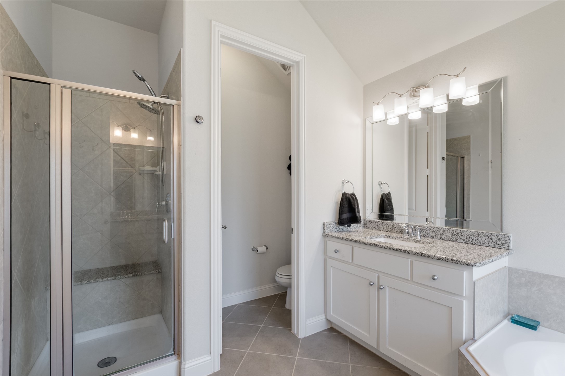 Carrollton, Texas, 75010, United States, 3 Bedrooms Bedrooms, ,2 BathroomsBathrooms,Residential,For Sale,1901690
