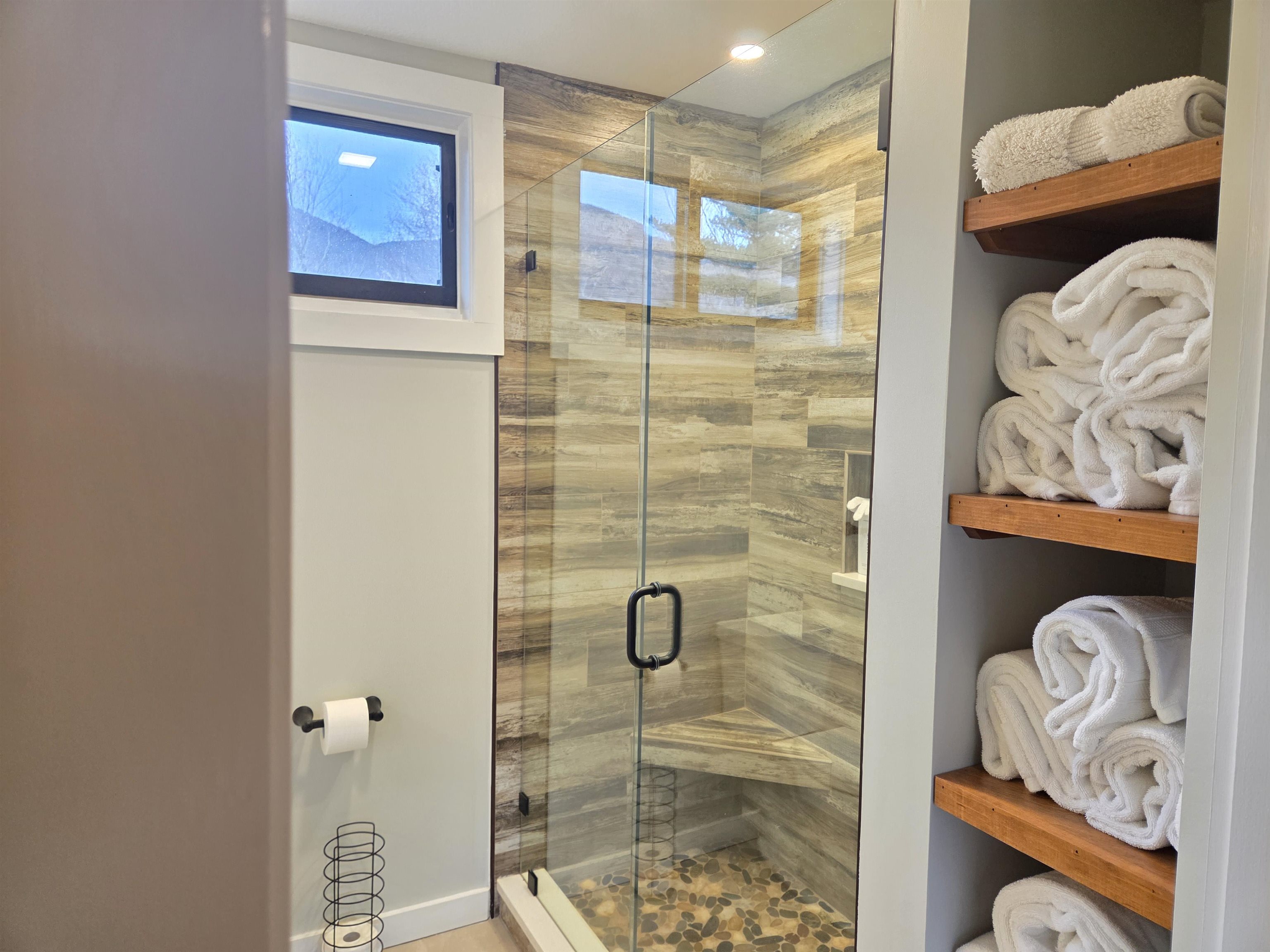 Lincoln, New Hampshire, 03251, United States, 3 Bedrooms Bedrooms, ,2 BathroomsBathrooms,Residential,For Sale,1987969