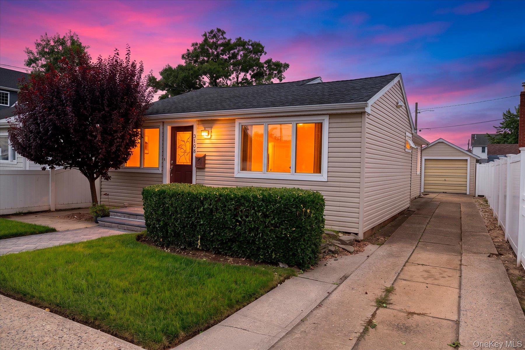 Royal Ave, Oceanside, NY 11572