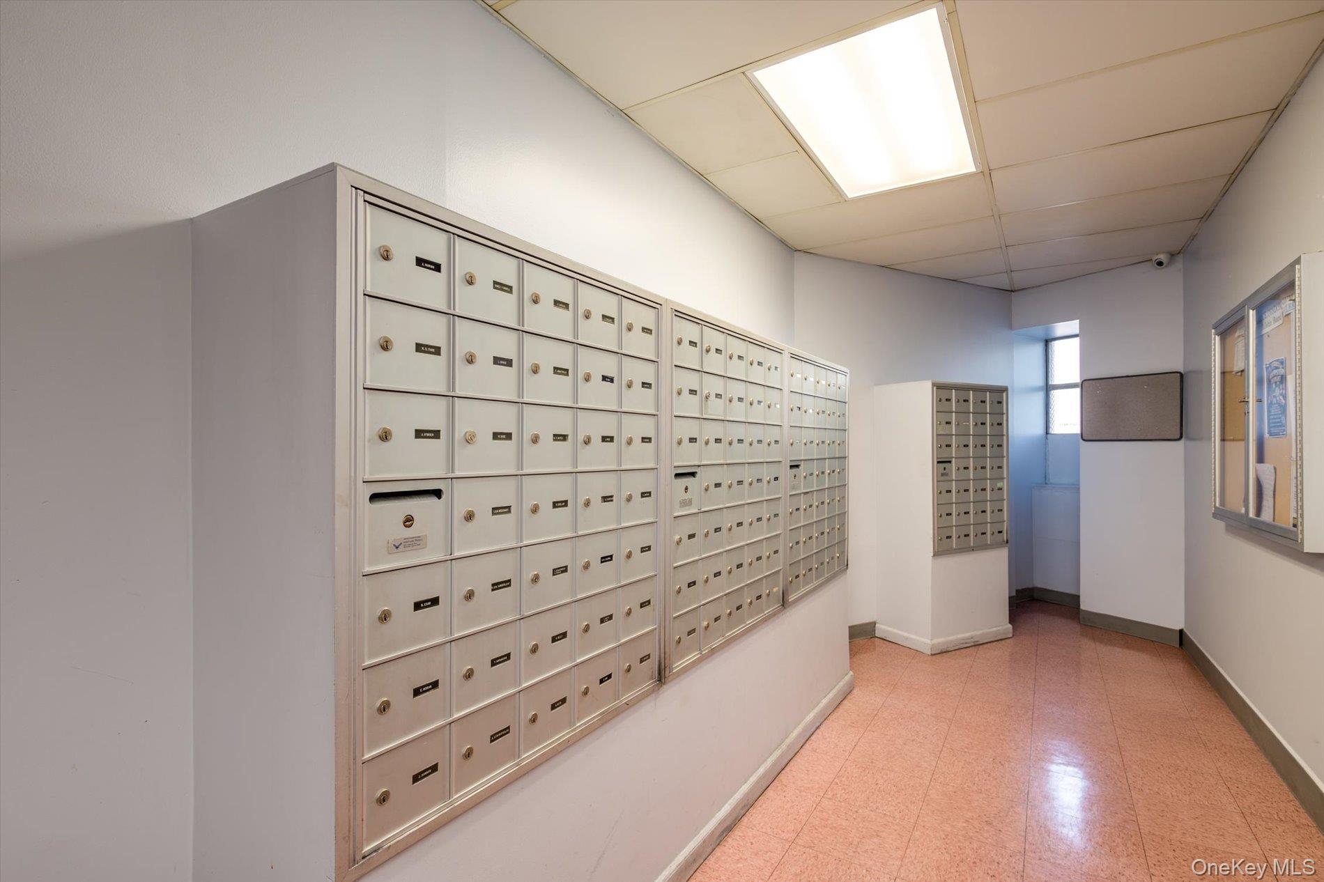  135 Post Avenue, Westbury, NY, 11590 - 物件實景