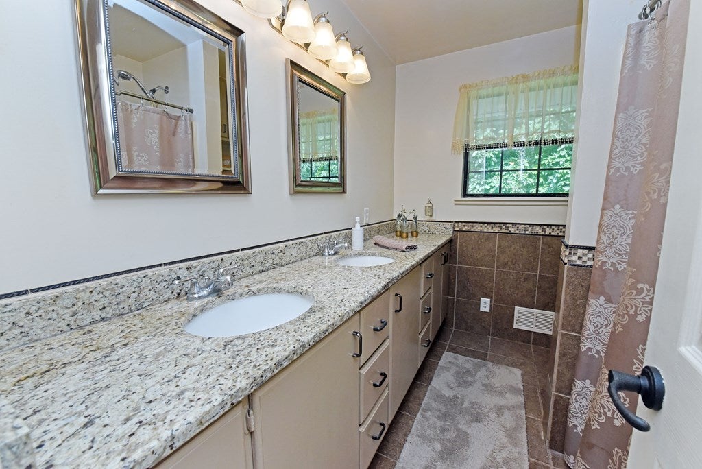 Ellijay, Georgia, 30536, United States, 4 Bedrooms Bedrooms, ,3 BathroomsBathrooms,Residential,For Sale,1940340