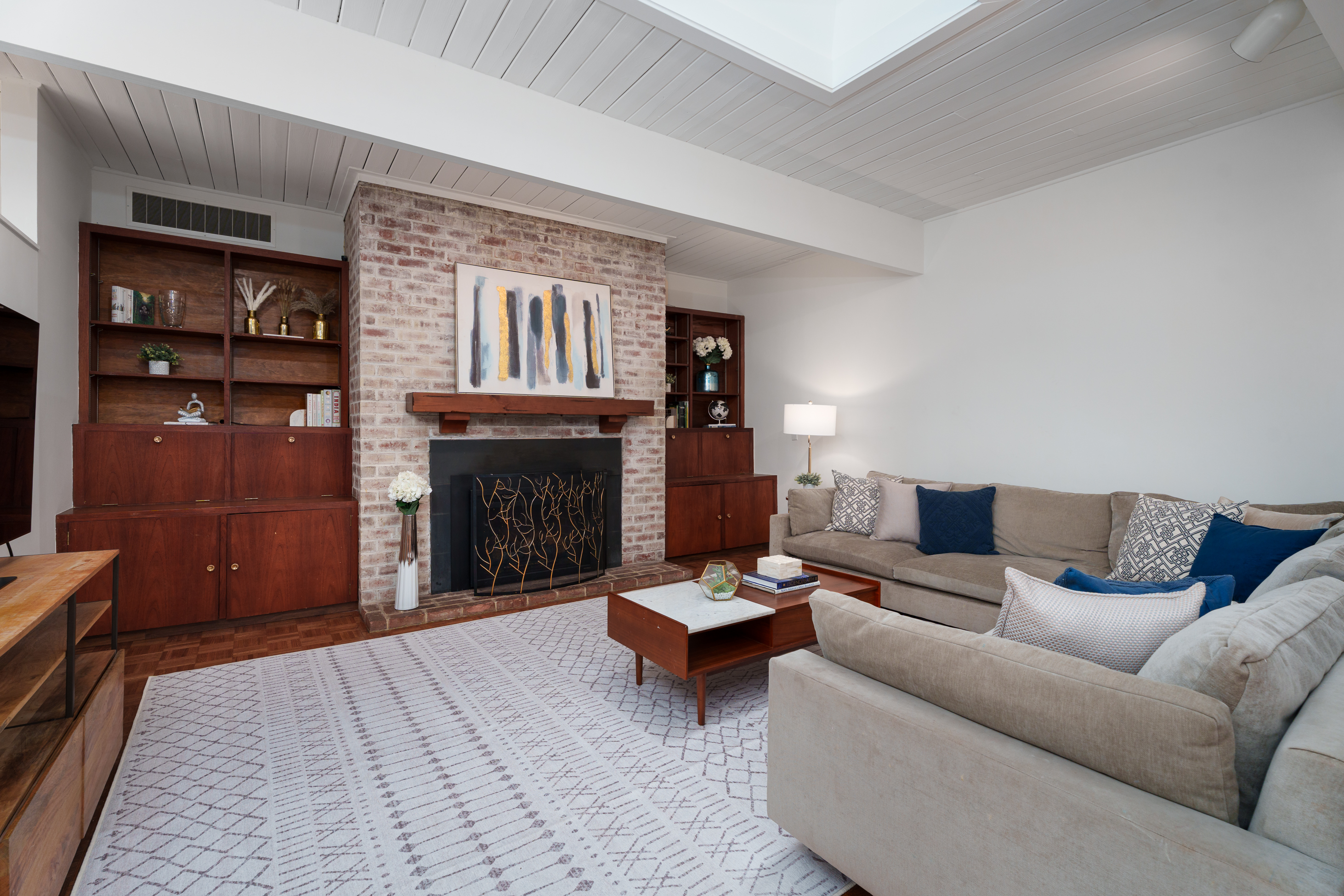  Coveted Western Section Mid-Century Modern Home with an Adaptable Floor Plan - 物件實景