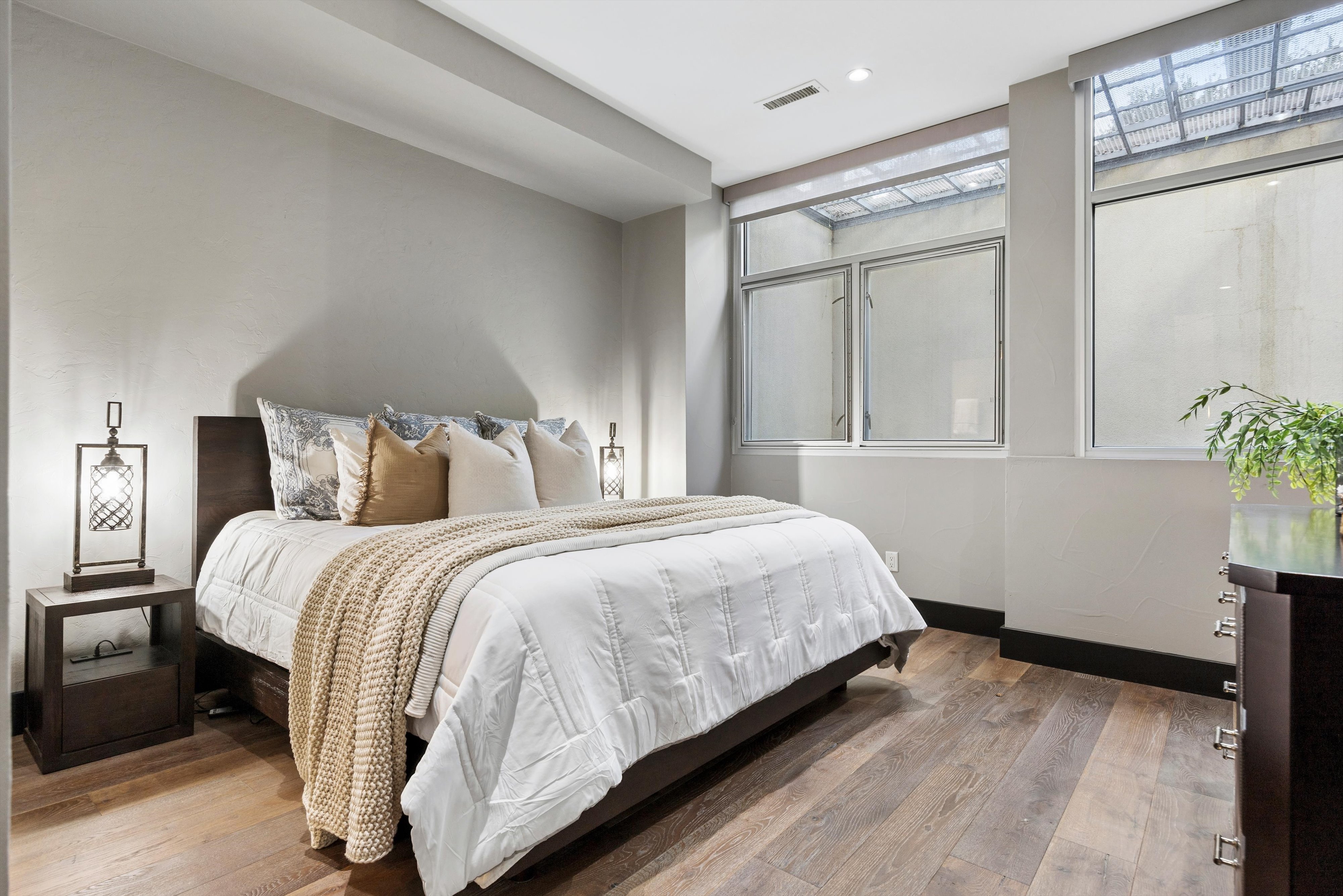  Contemporary residence combines sophisticated design with functional floor plan - 物件實景
