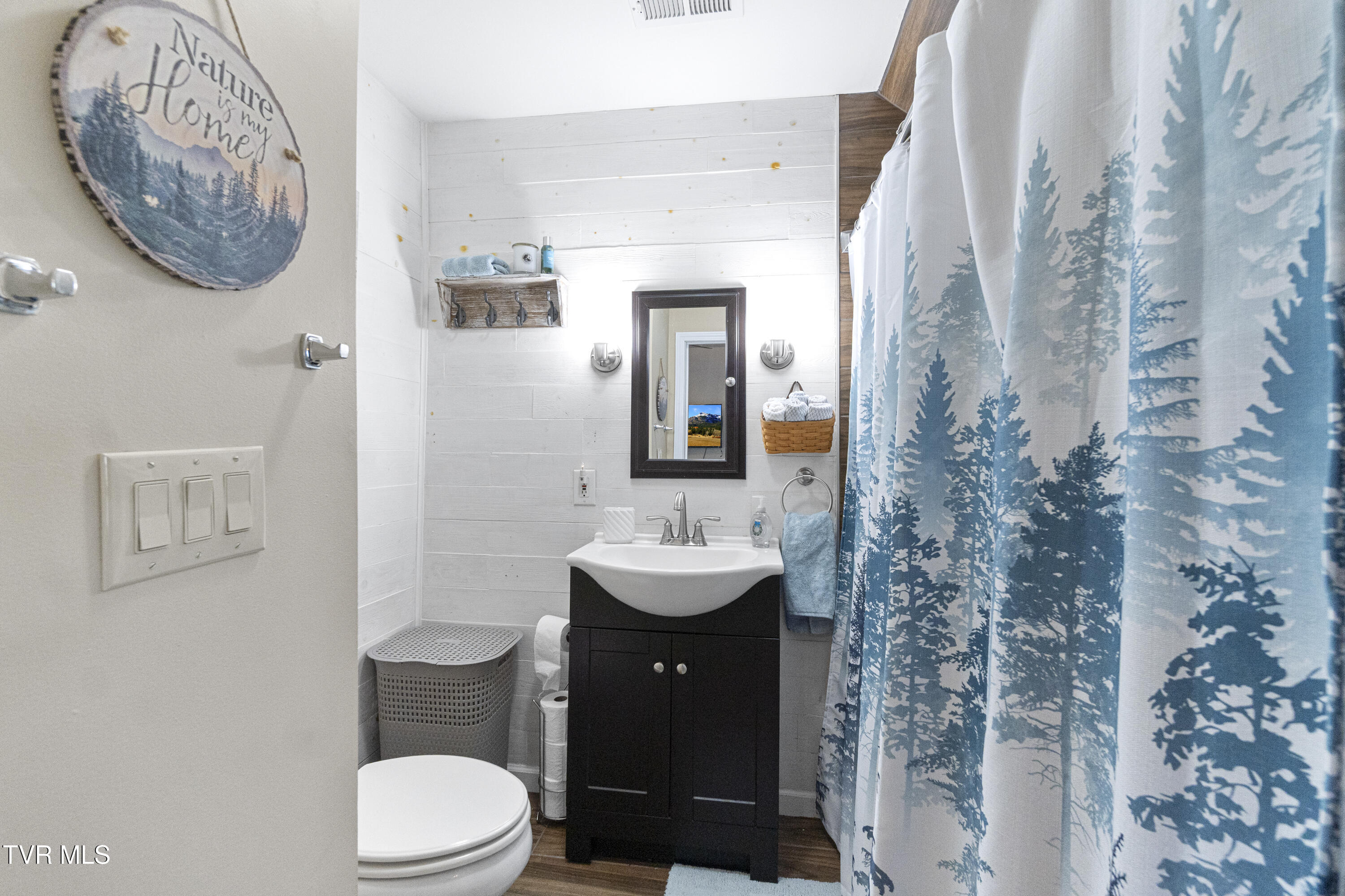 Greeneville, Tennessee, 37745, United States, 3 Bedrooms Bedrooms, ,3 BathroomsBathrooms,Residential,For Sale,2039547