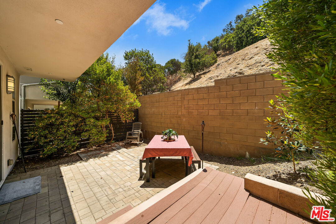 Los Angeles, California, 90068, United States, 3 Bedrooms Bedrooms, ,4 BathroomsBathrooms,Residential,For Sale,1891142