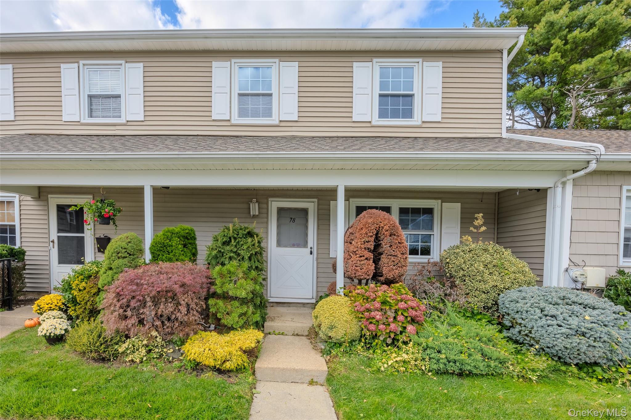 Huntington Station, New York, 11746, United States, 2 Bedrooms Bedrooms, ,2 BathroomsBathrooms,Residential,For Sale,1981328