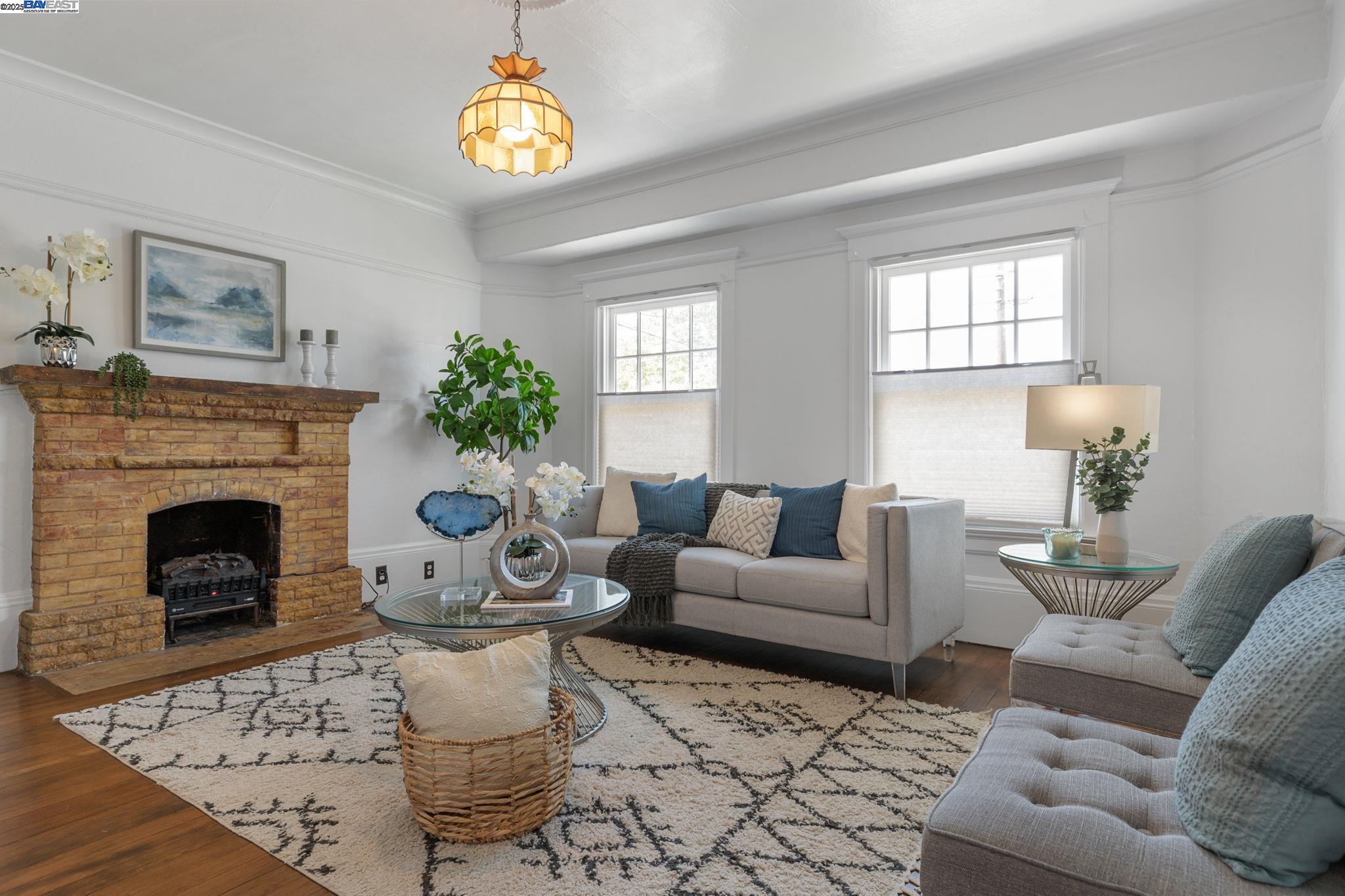 Oakland, California, 94606, United States, 3 Bedrooms Bedrooms, ,2 BathroomsBathrooms,Residential,For Sale,1839089