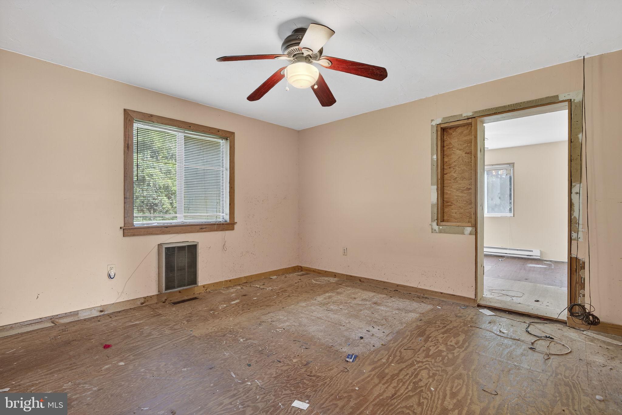 Hume, Virginia, 22639, United States, 7 Bedrooms Bedrooms, ,3 BathroomsBathrooms,Residential,For Sale,1943038