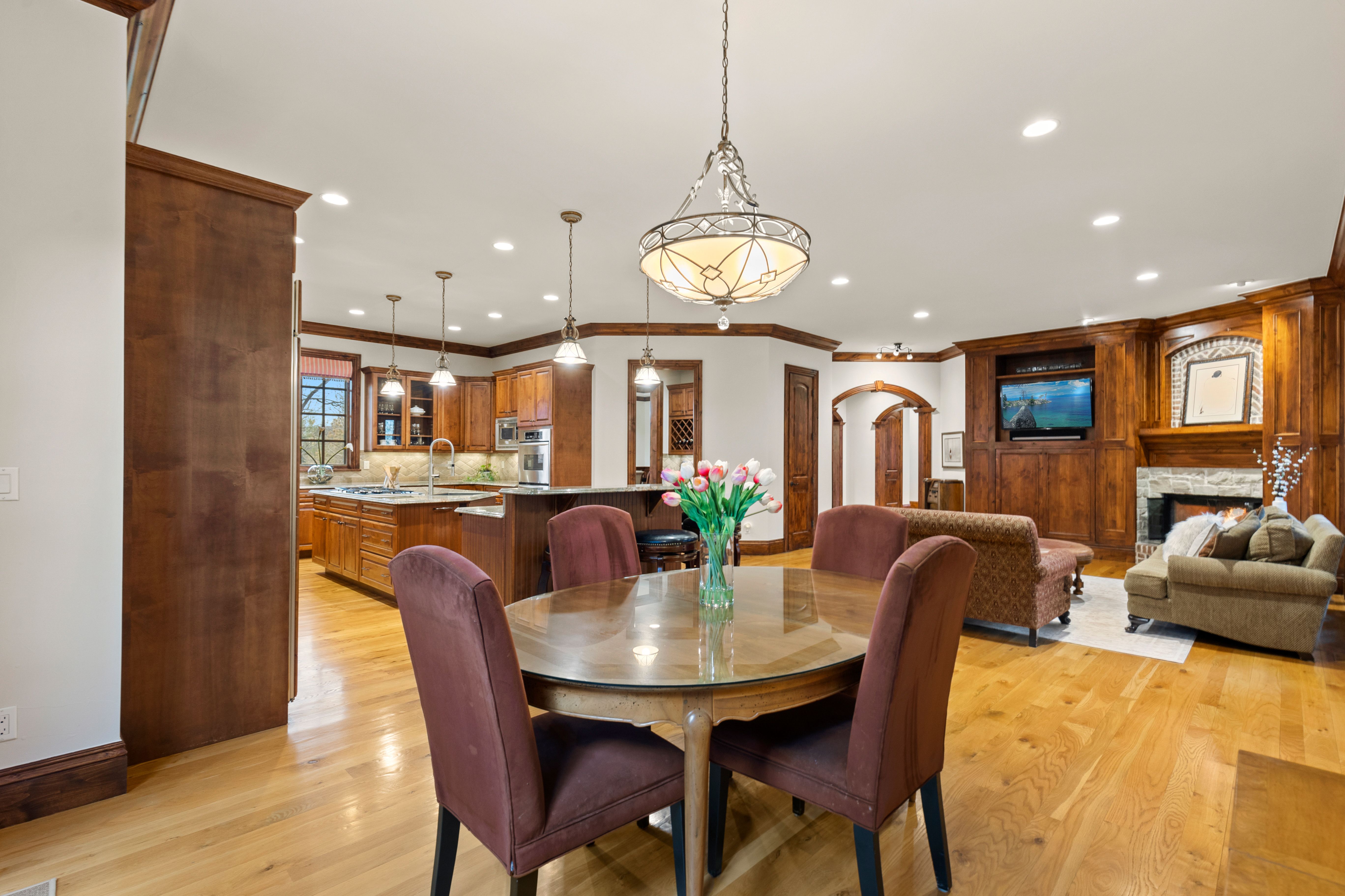  LUXURY LIVING IN LOWRY TIMELESS ENGLISH TUDOR EXPANSIVE LOT ON 6TH AVENUE PKWY - 物件實景