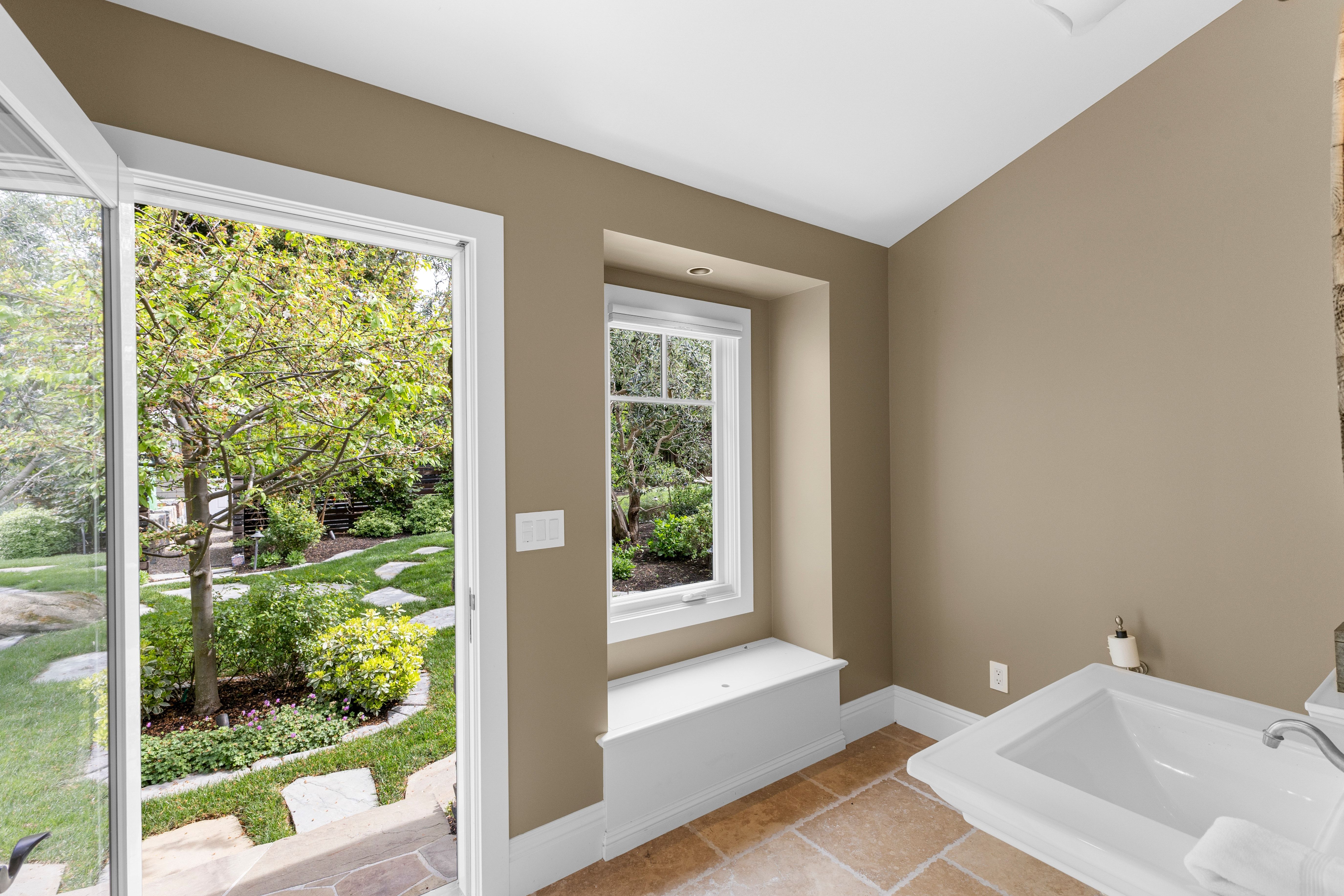  A Private One-Acre Compound Defined by Craftsmanship, Scale and Resort Living - 物件實景